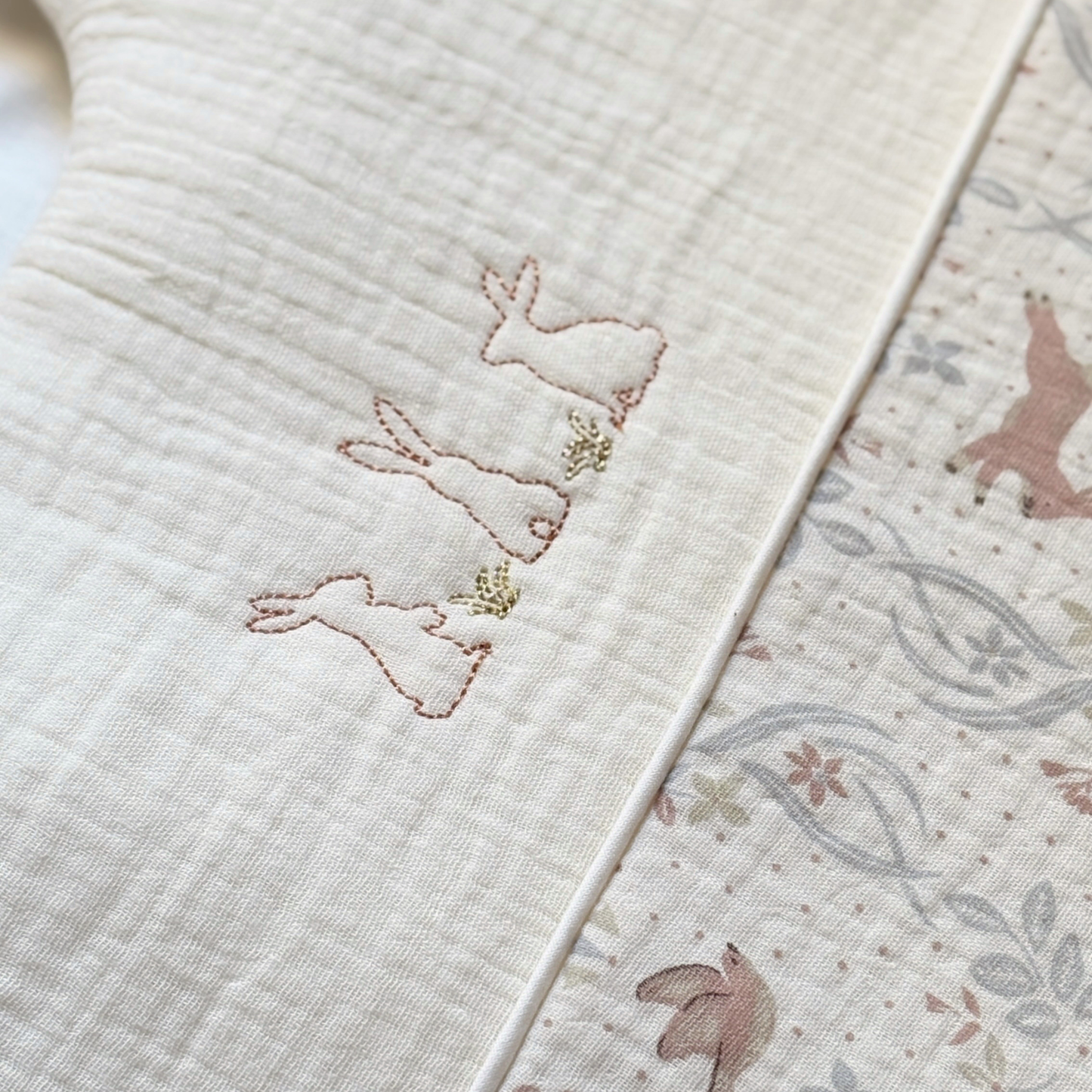 Gigoteuse en gaze de coton écru motifs lapins oiseaux