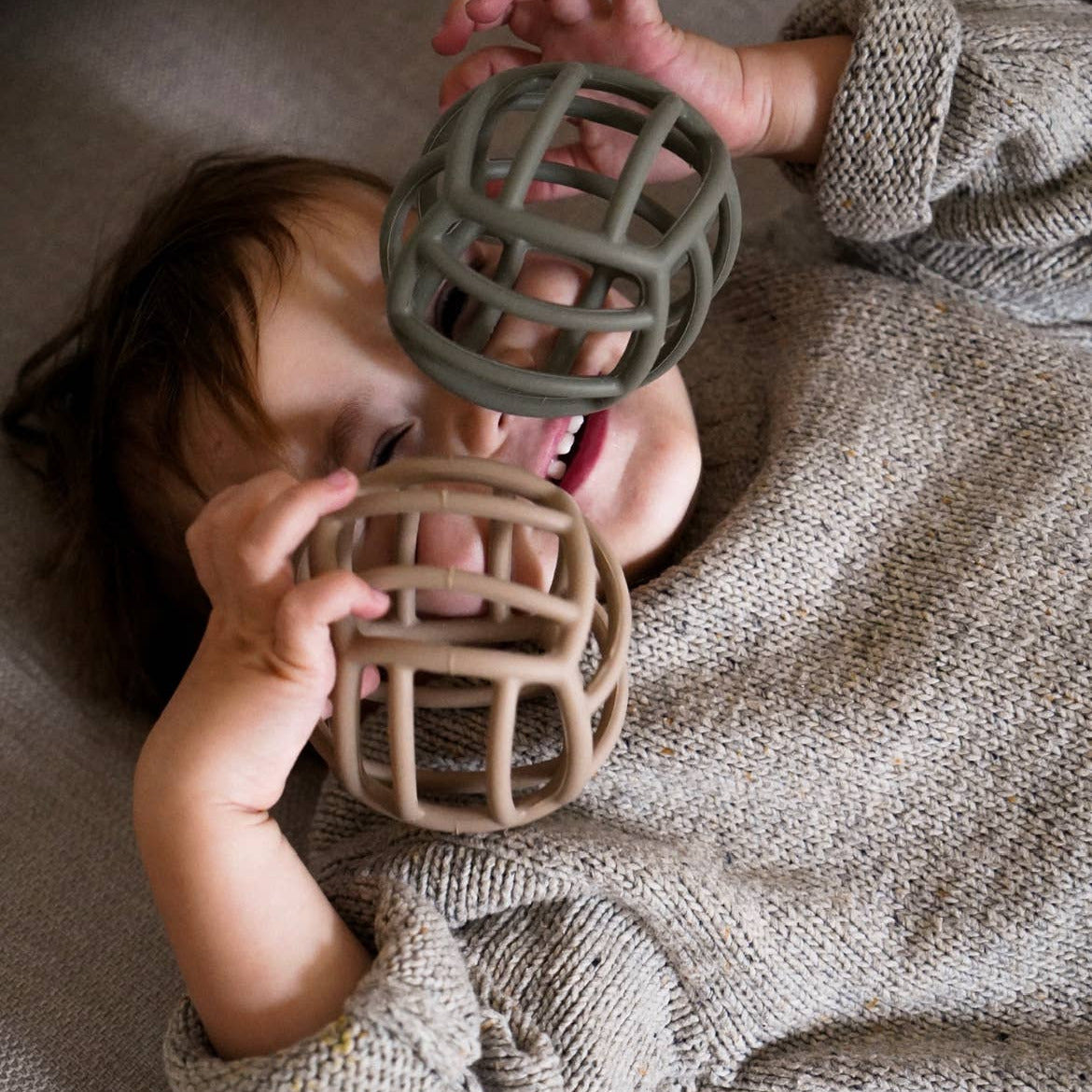 Balle sensorielle beige en silicone Montessori