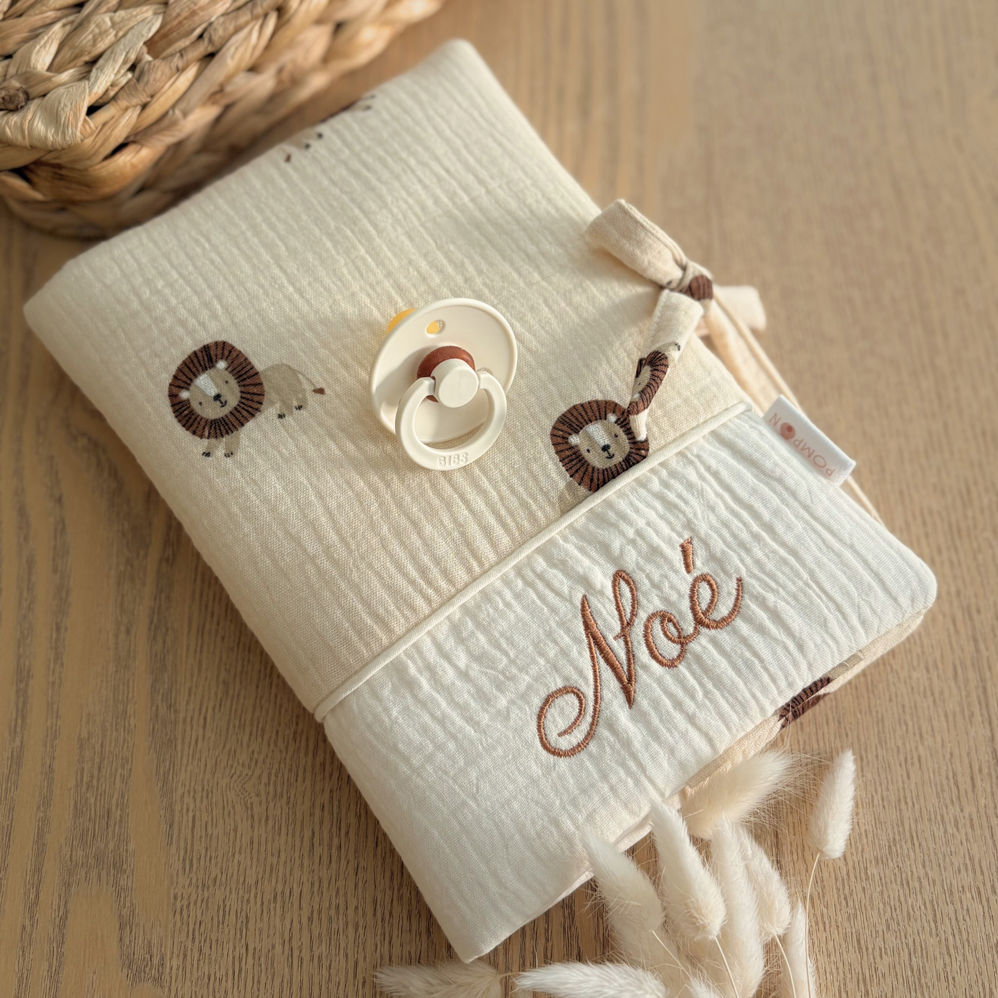 protege carnet de sante bebe personnsalisé en gaze de coton écru motif lion 