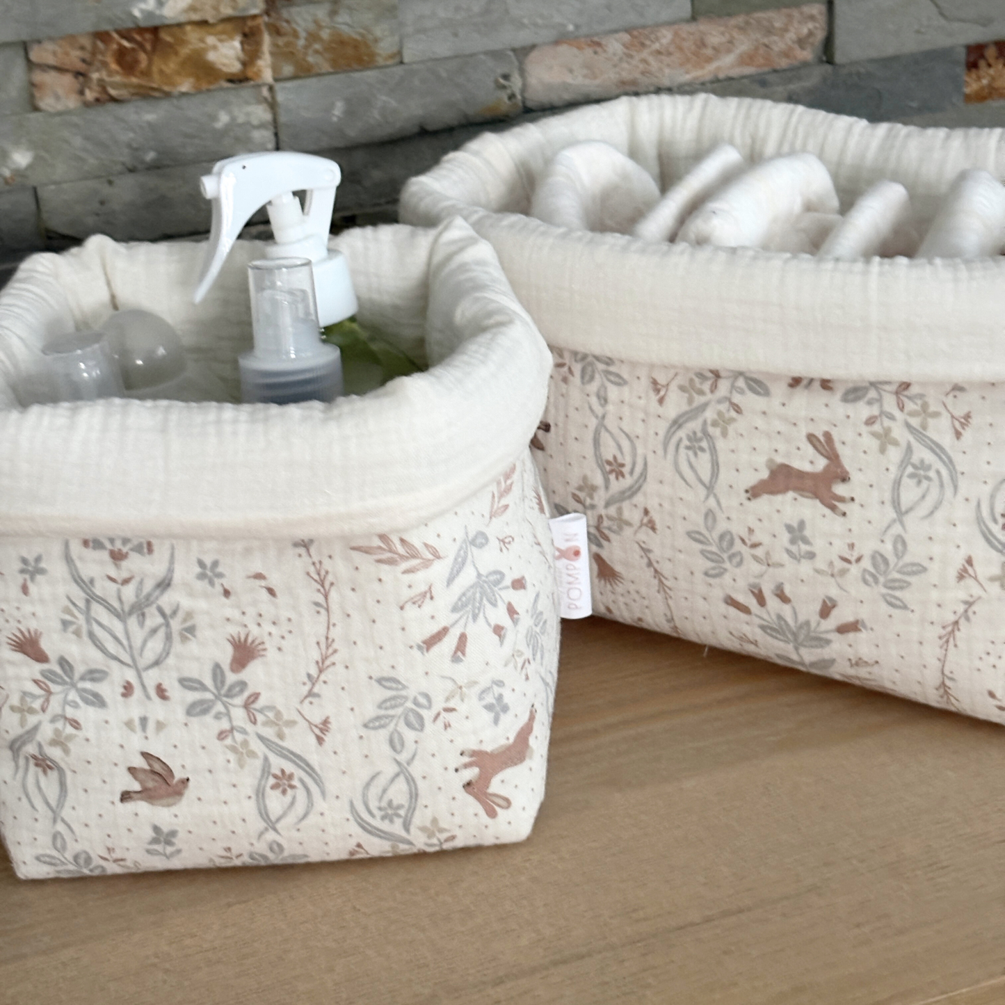Panier à couches et produits bébé écru lapin
