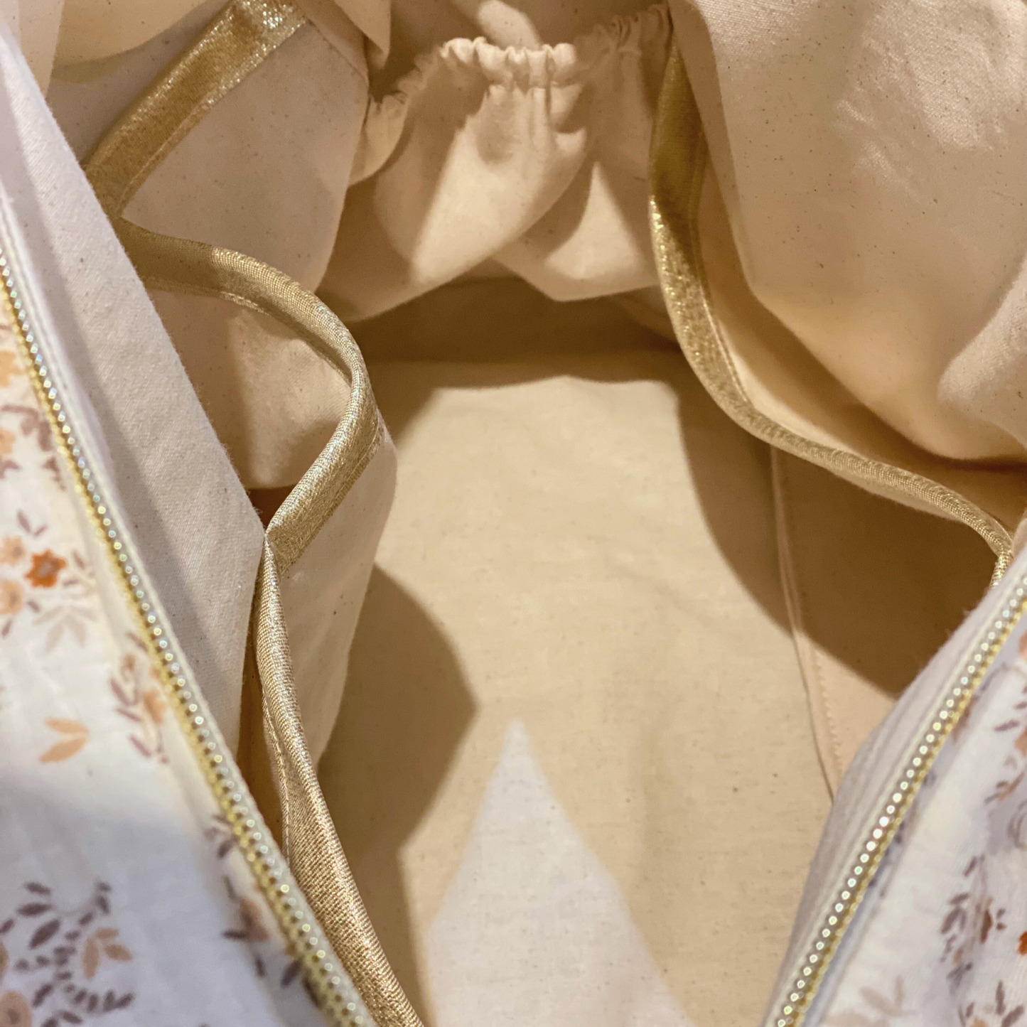 Sac à langer écru et doré en gaze de coton à fleurs