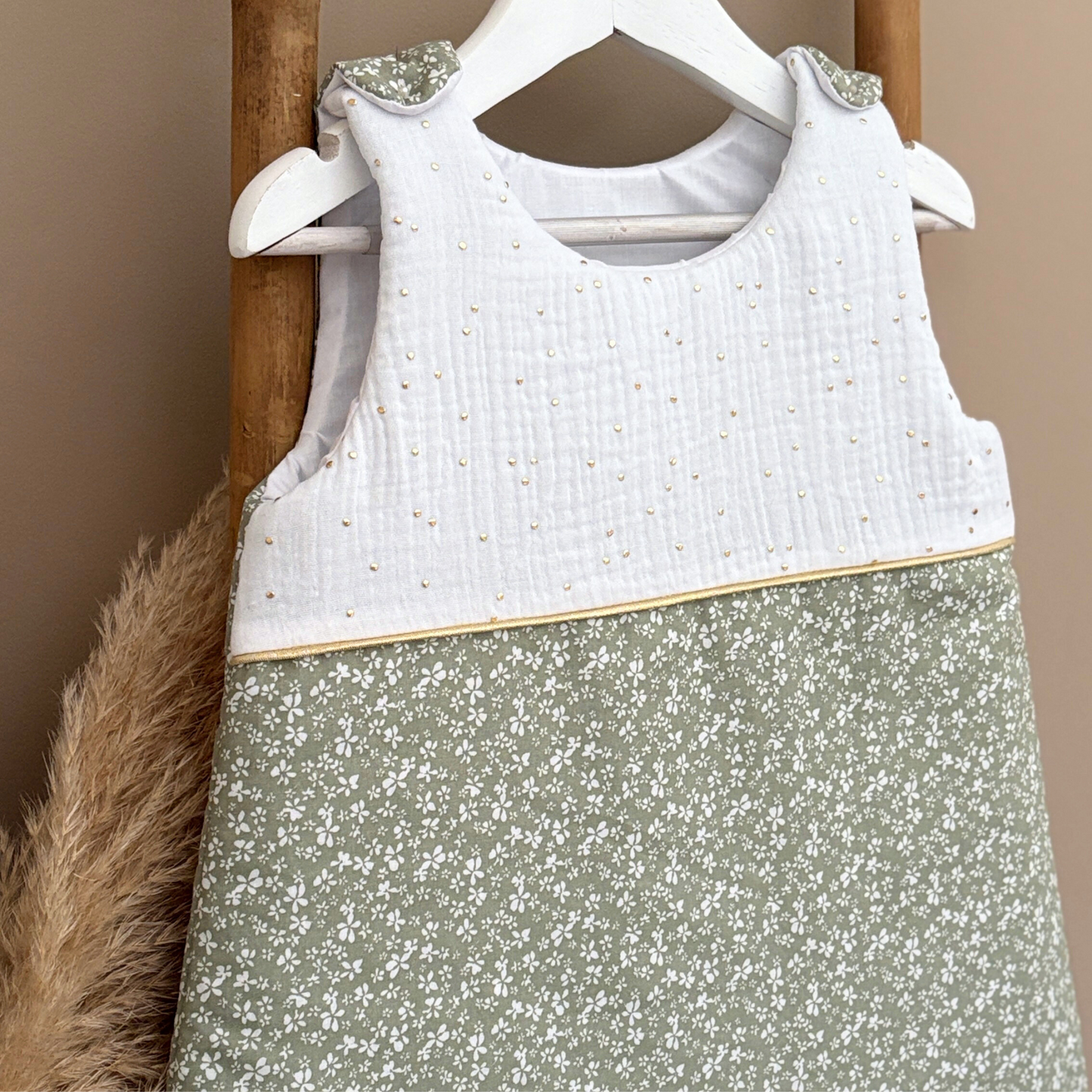 NOUVEAU Gigoteuse vert sauge à fleurs blanches