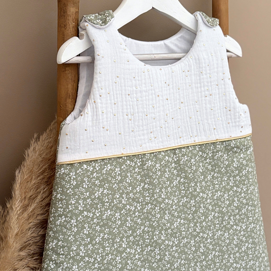 NOUVEAU Gigoteuse vert sauge à fleurs blanches