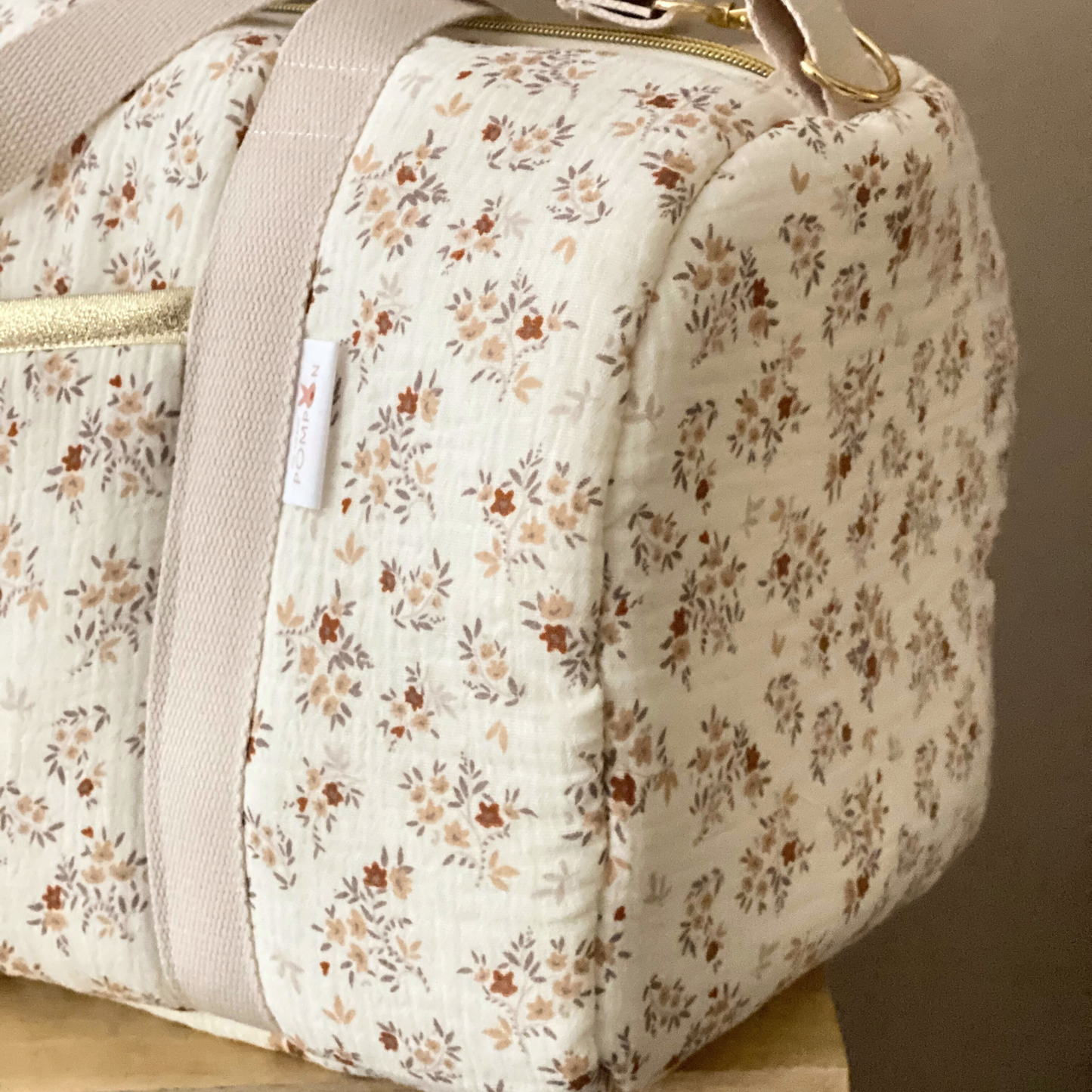 Sac à langer écru et doré en gaze de coton à fleurs