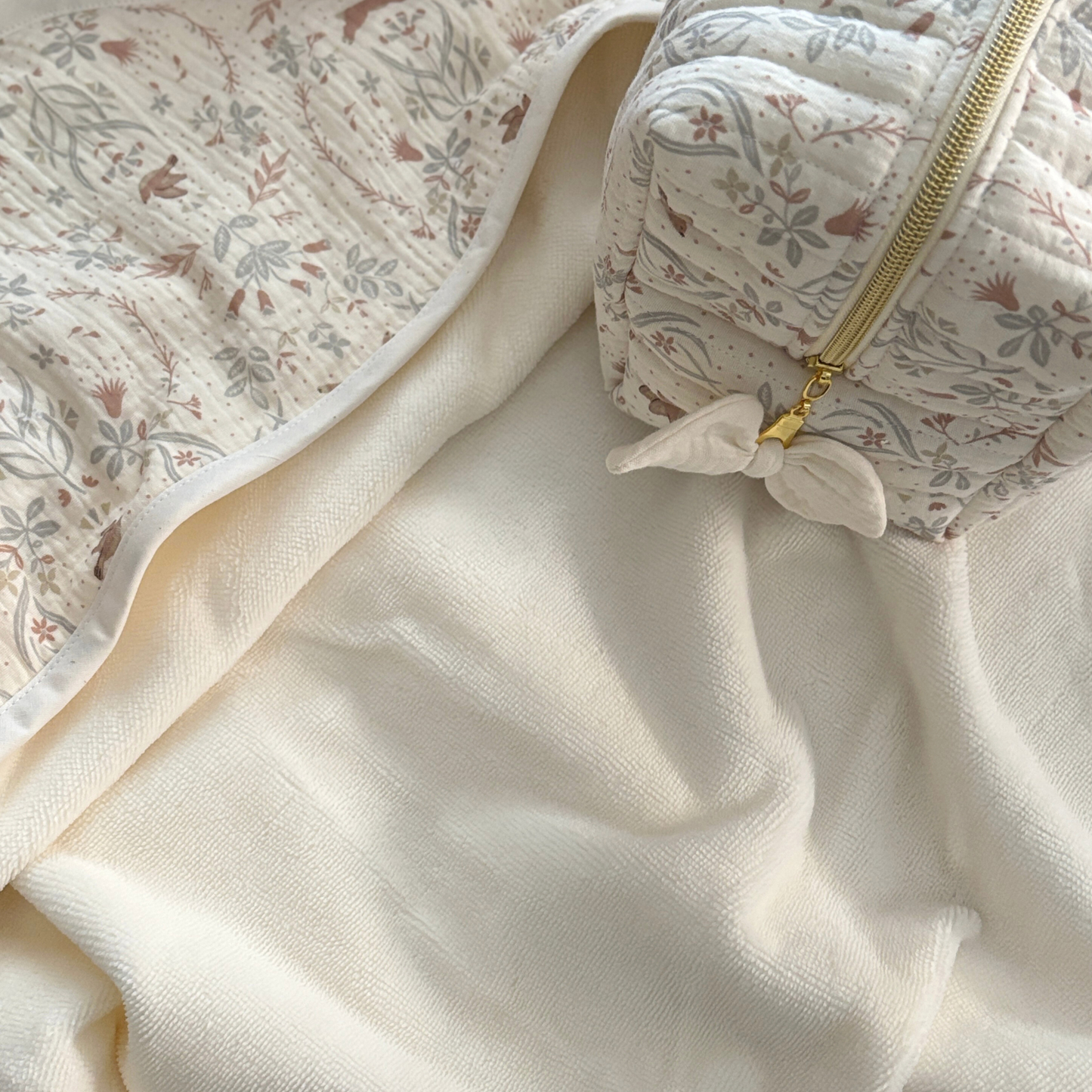 Cape de bain bébé en gaze de coton écru personnalisable