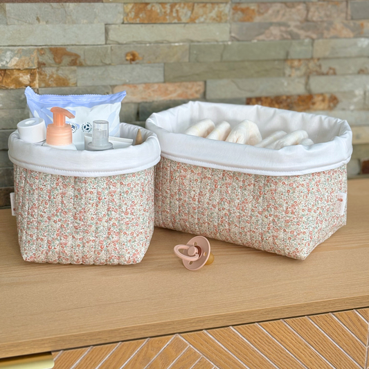 Panier à couches et produits bébé à fleurs