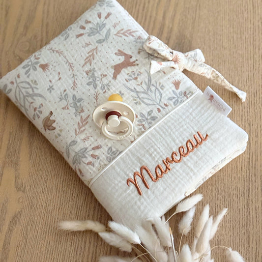 Protège carnet de santé personnalisé en gaze de coton écru lapin