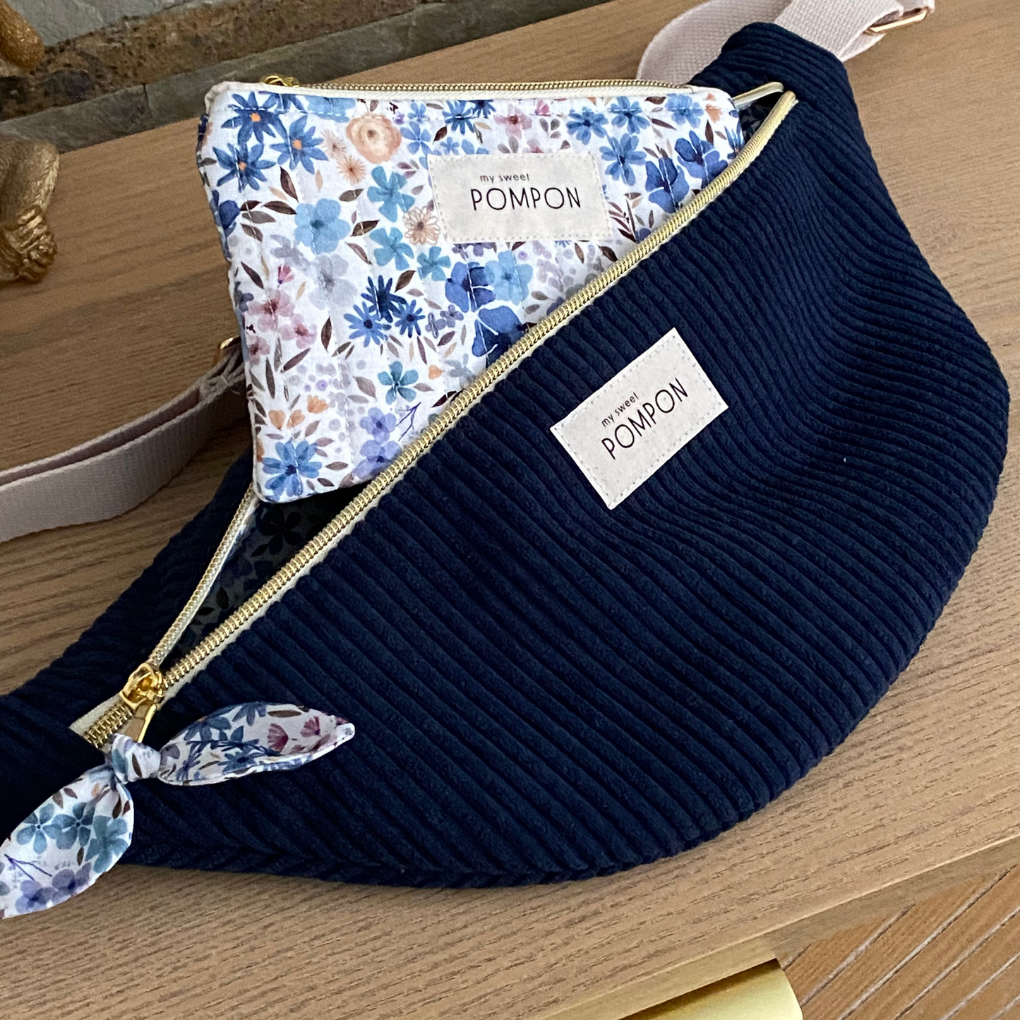 Sac banane femme velours bleu marine à fleurs