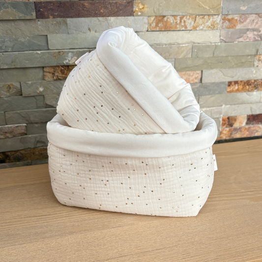 Paniers à couches et produits de soin bébé écru à pois dorés-Liste de naissance