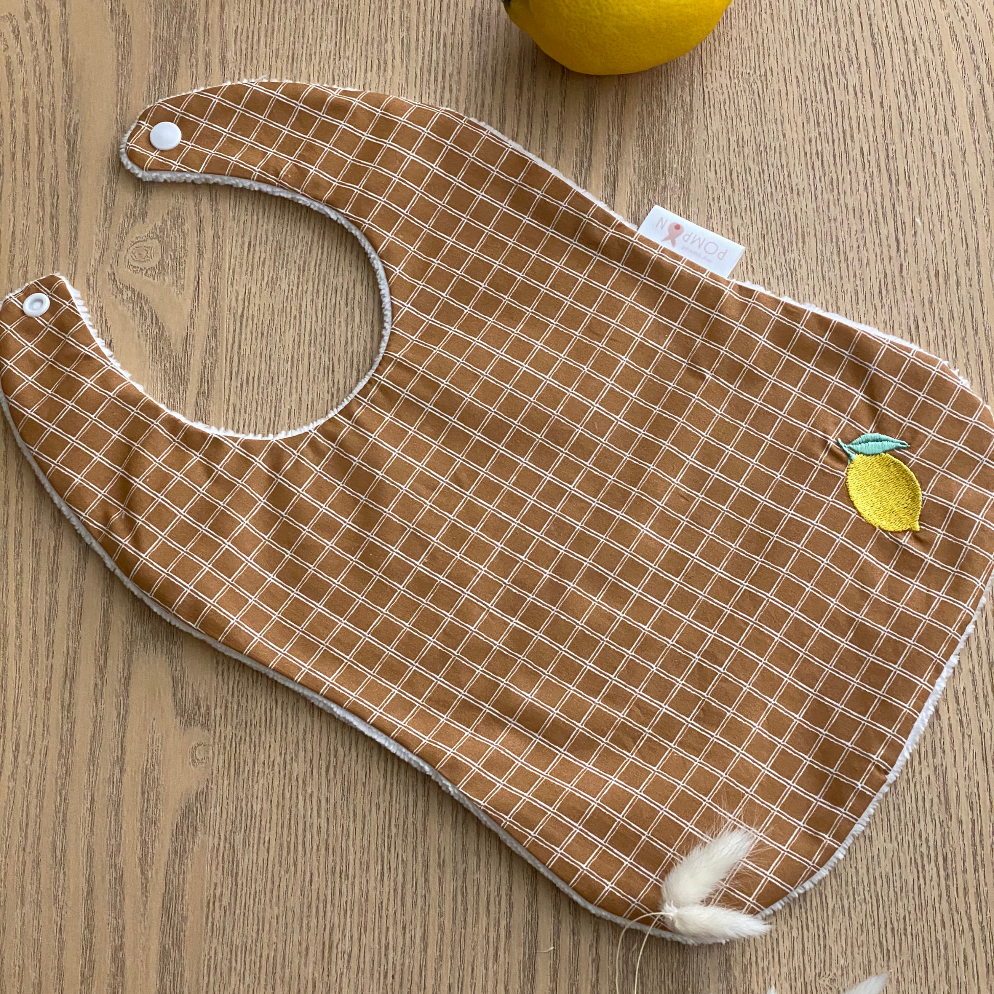 bavoir garçon camel avec broderie