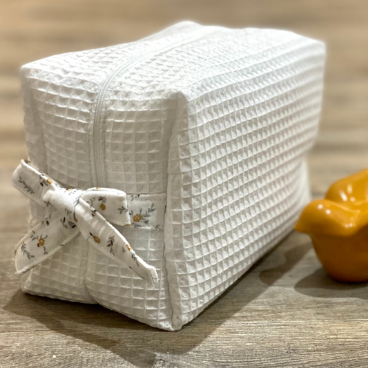 Trousse de toilette bébé gaze de coton fleurie camel et vert de gris pour sac à langer Collection Côme