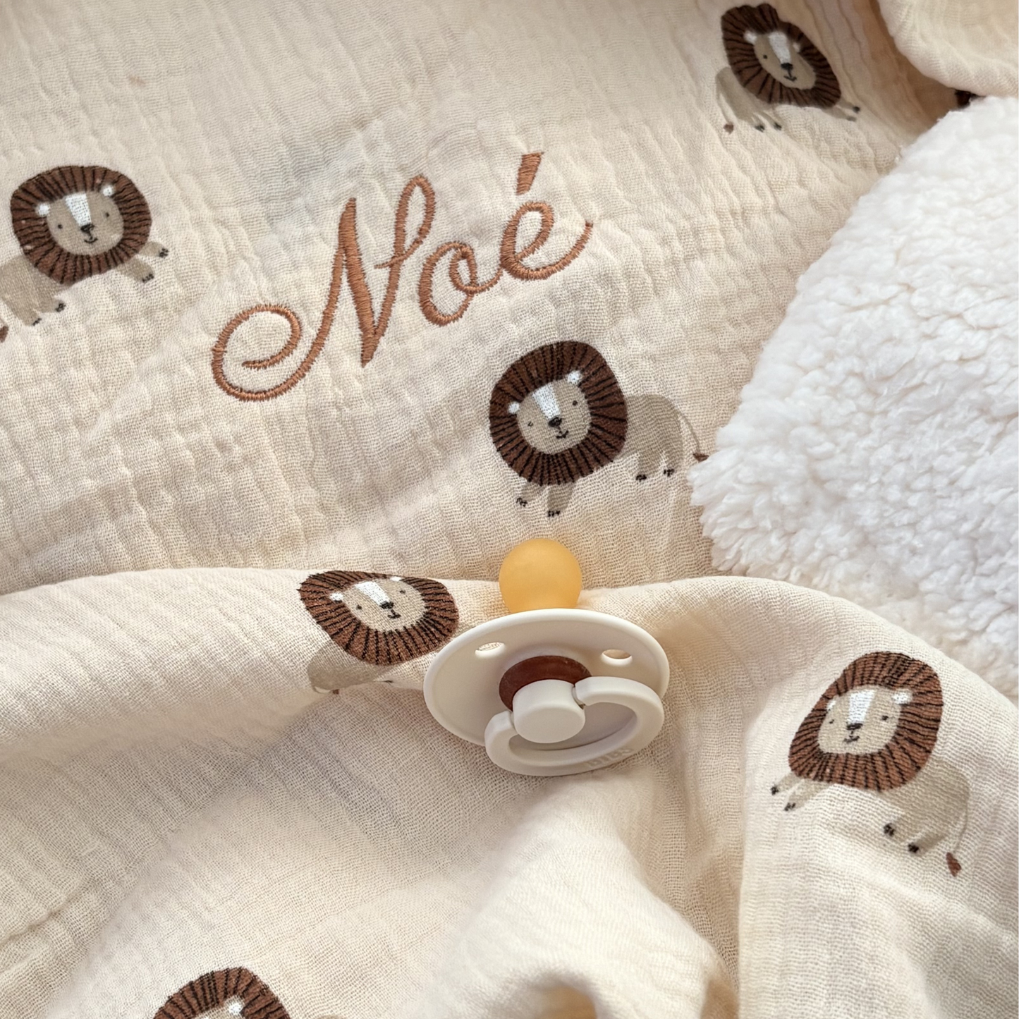 Couverture hiver en gaze de coton beige personnalisable lion et sherpa