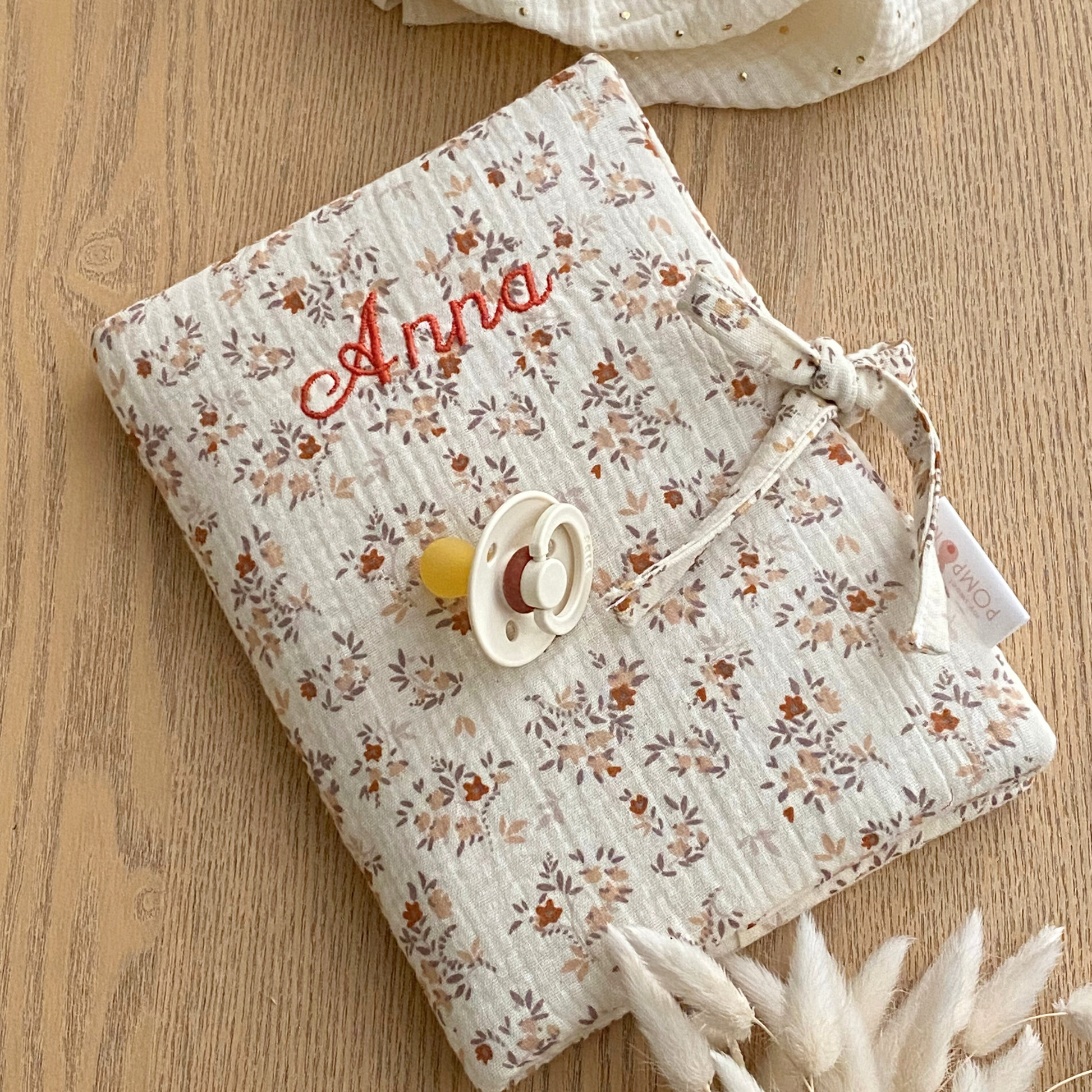 housse carnet de santé en gaze de coton écru et fleurs avec broderie du prénom