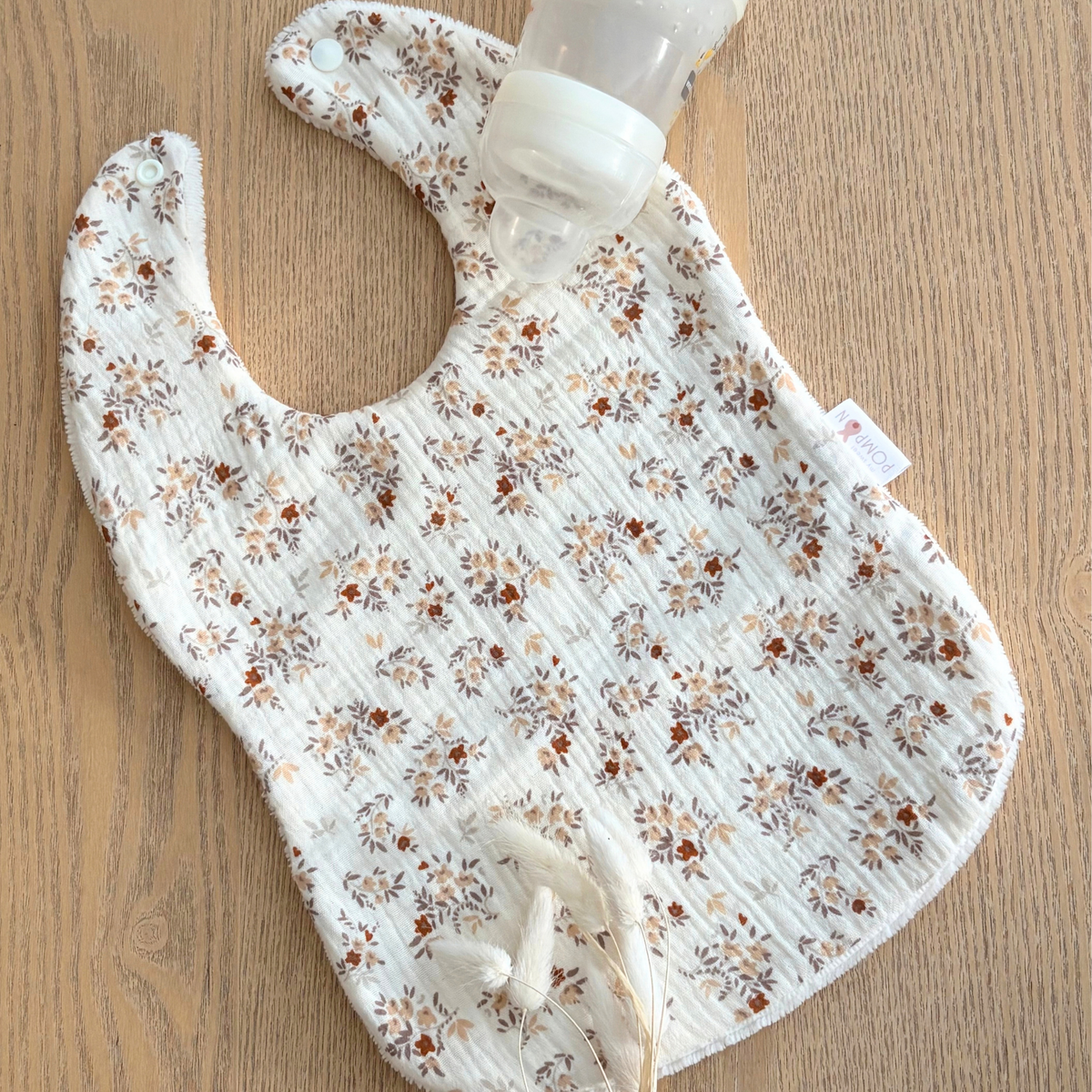 Bavoir bébé fille en gaze de coton à fleurs