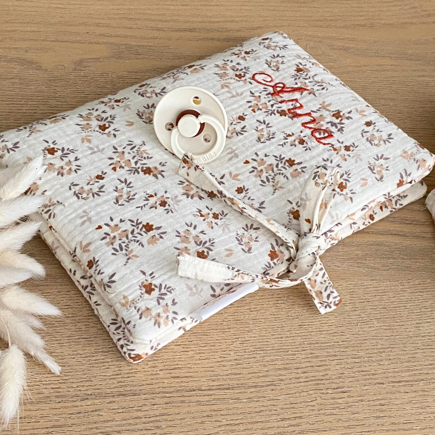 Protège carnet de santé écru en gaze de coton à fleurs