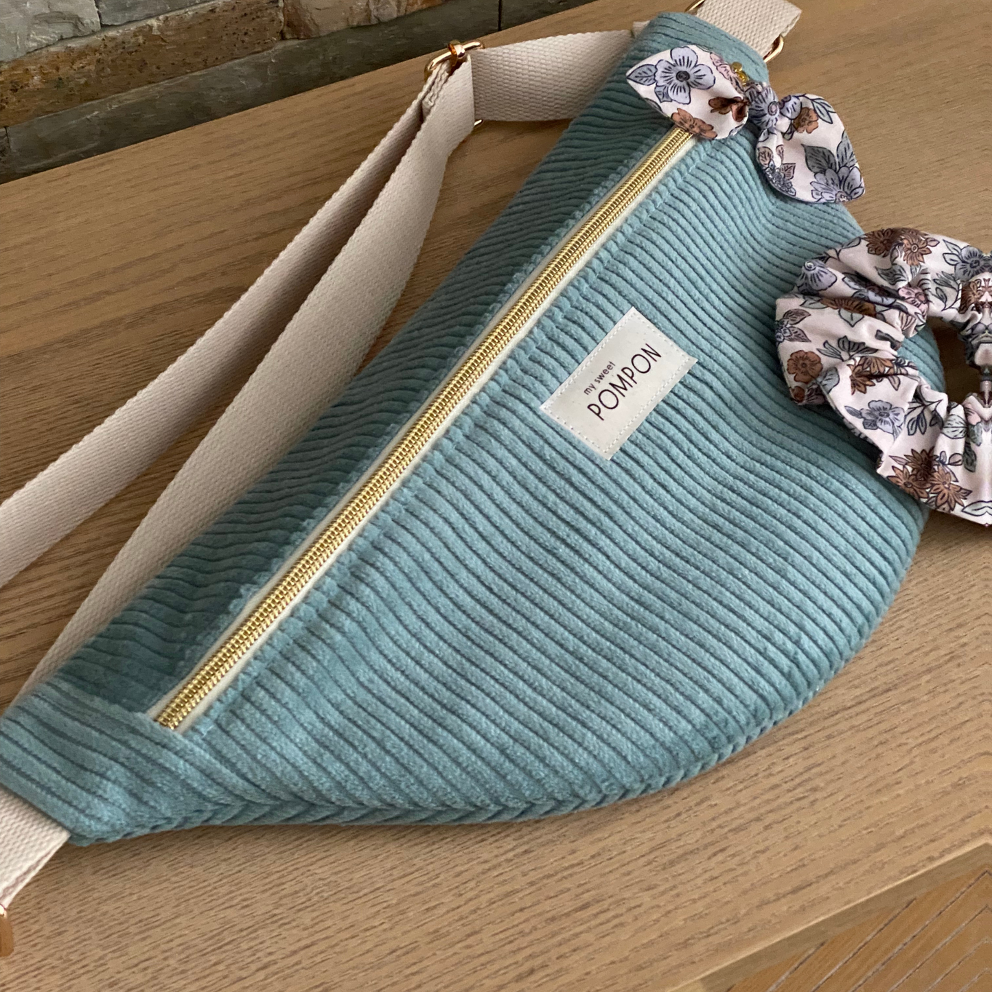 Sac banane femme en velours vert d'eau à fleurs