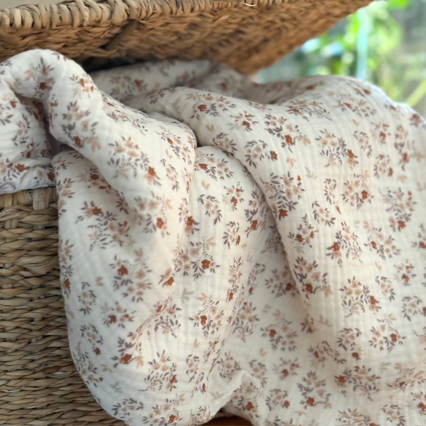 Couverture bébé personnalisée gaze de coton écru à fleurs et moumoute