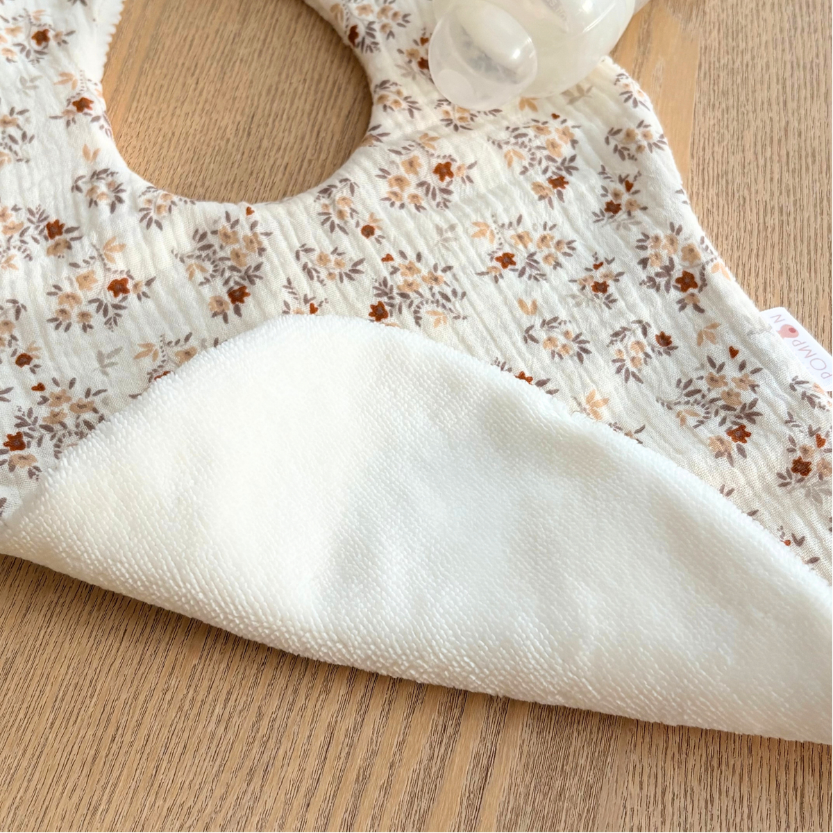 Bavoir bébé fille en gaze de coton à fleurs