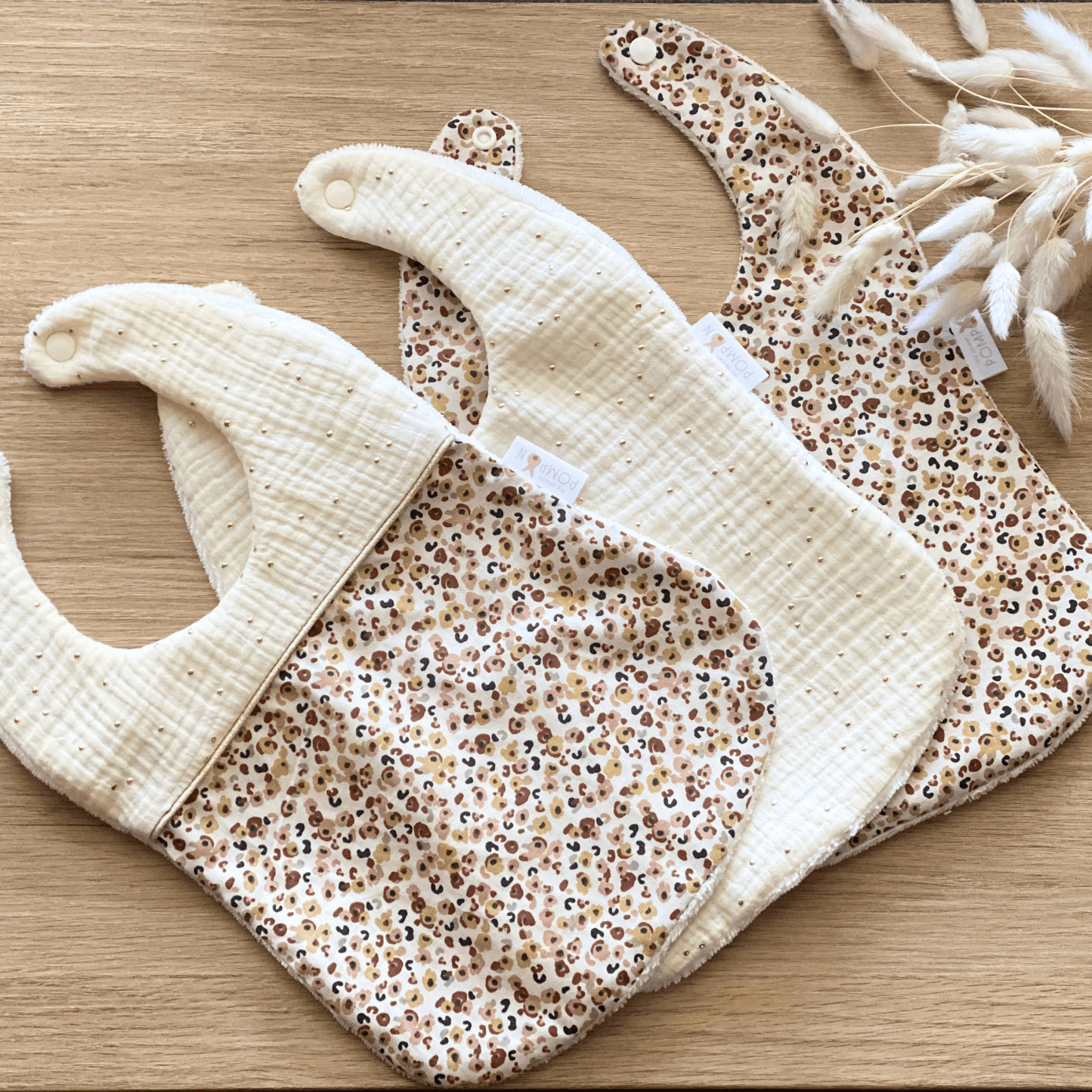 Bavoirs en gaze de coton écru à pois dorés léopard pour fille