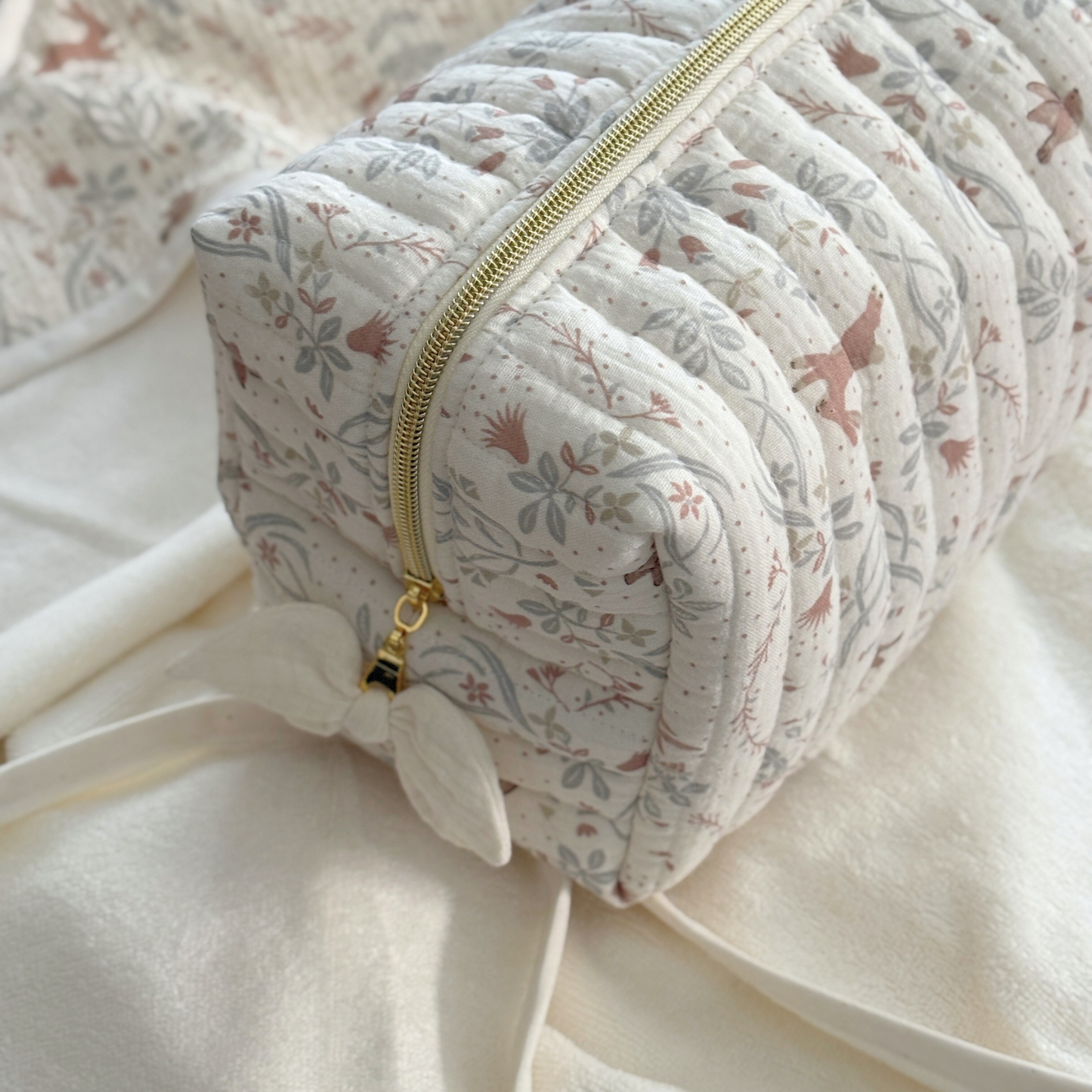 Trousse de toilette bébé gaze de coton écru lapins et oiseaux