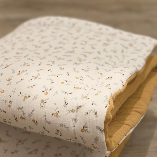 Couverture bébé personnalisable en gaze de coton fleurie camel et vert de gris Collection Côme