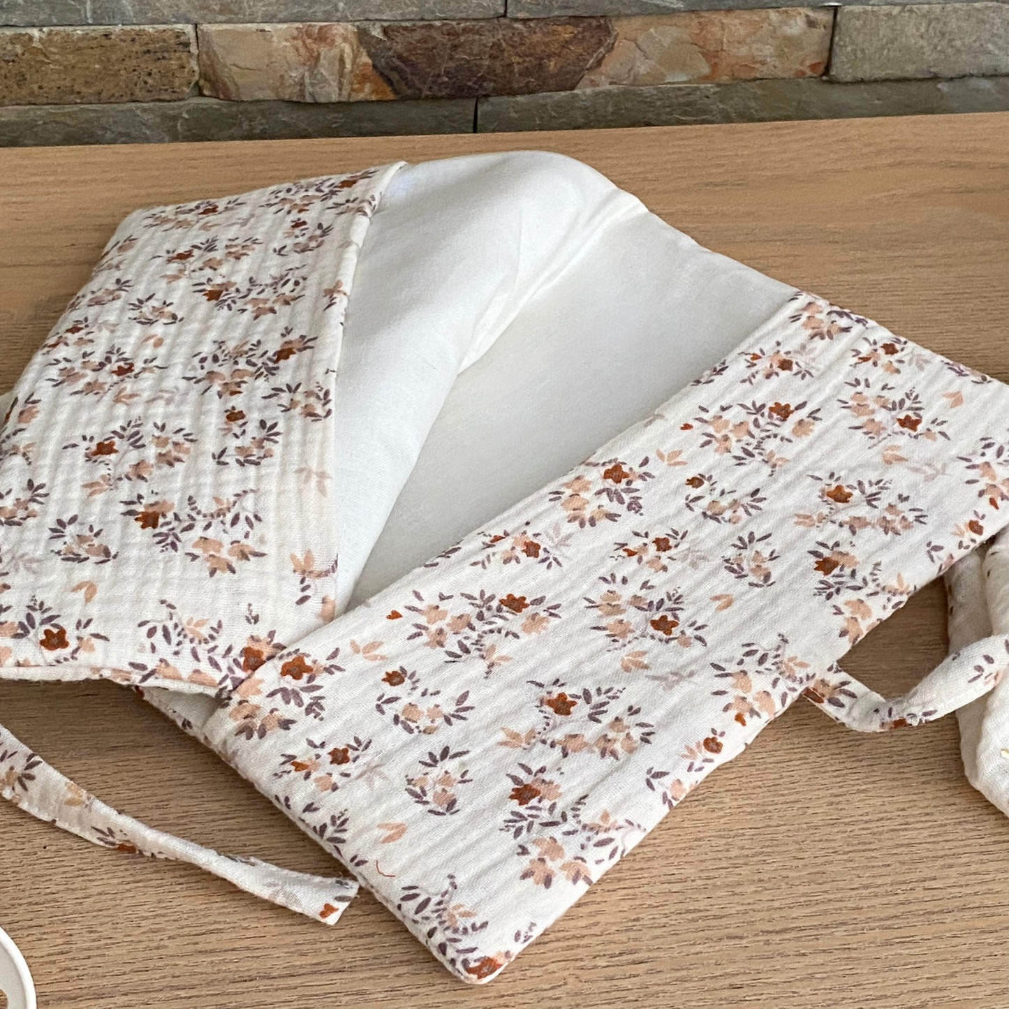 Protège carnet de santé écru en gaze de coton à fleurs