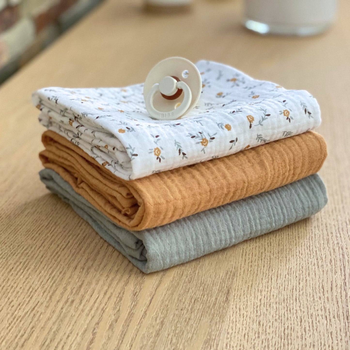 Langes bébé vert de gris, camel fleuri en gaze de coton