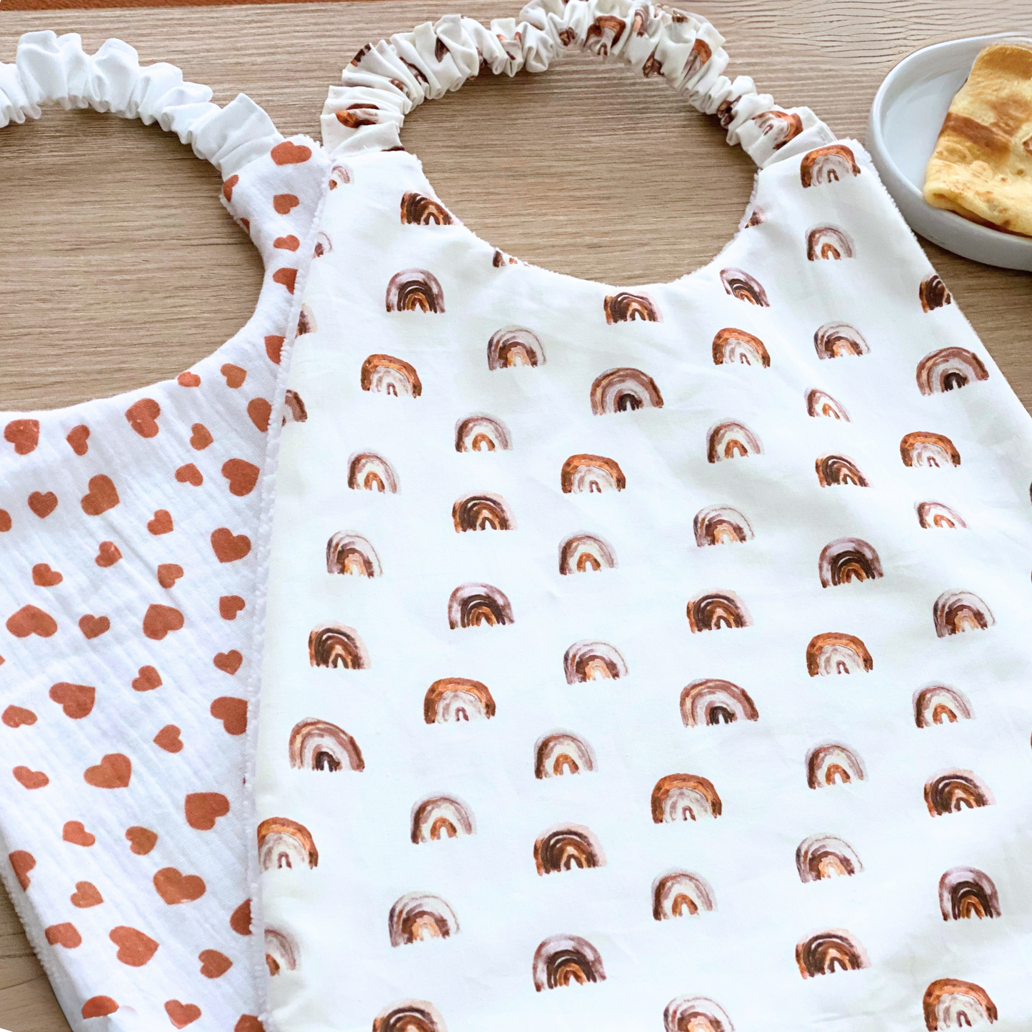 Serviette élastique cantine maternelle Arc en ciel et coeurs