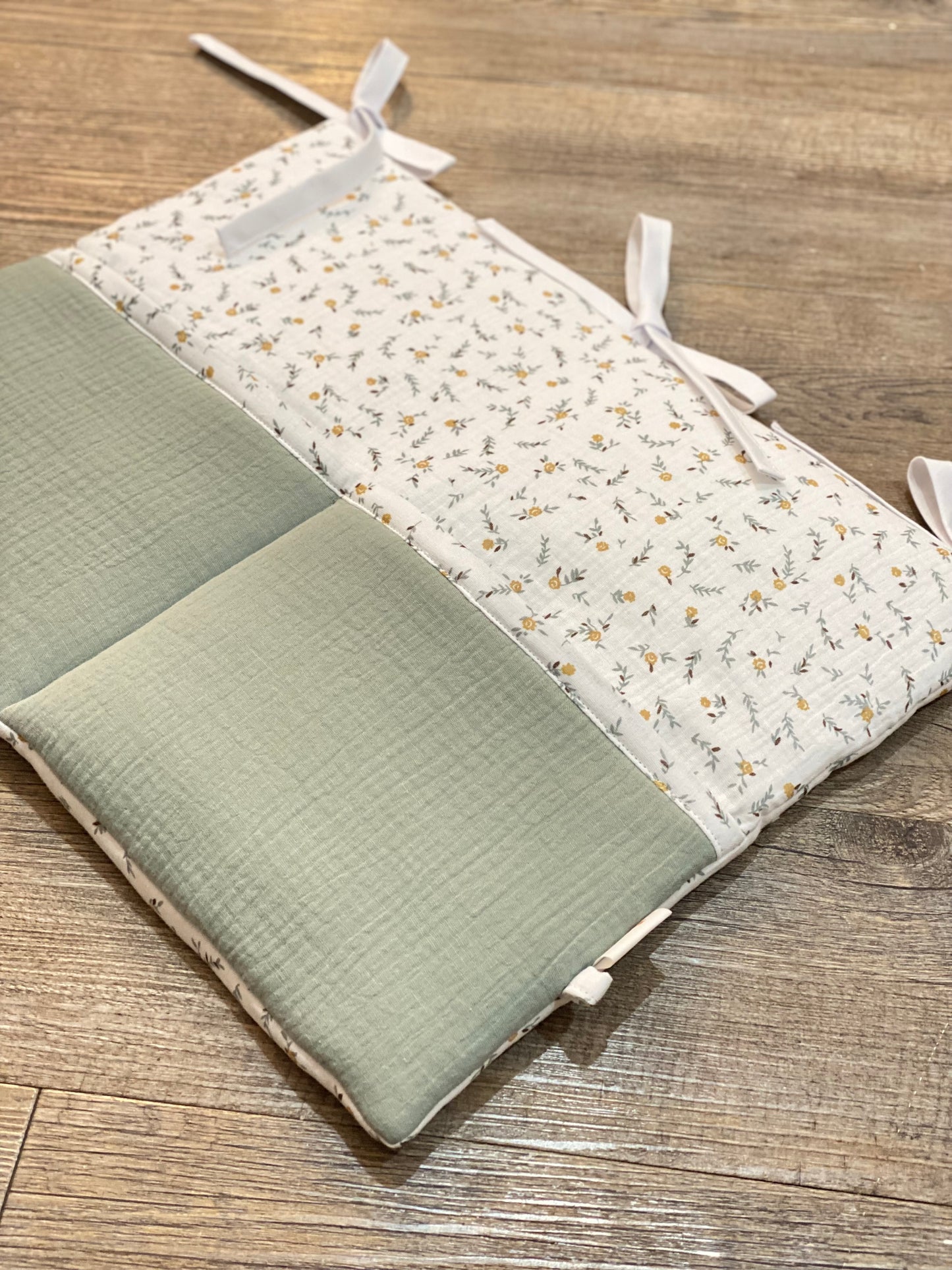 Range doudou pour lit bébé fleurs camel et vert de gris