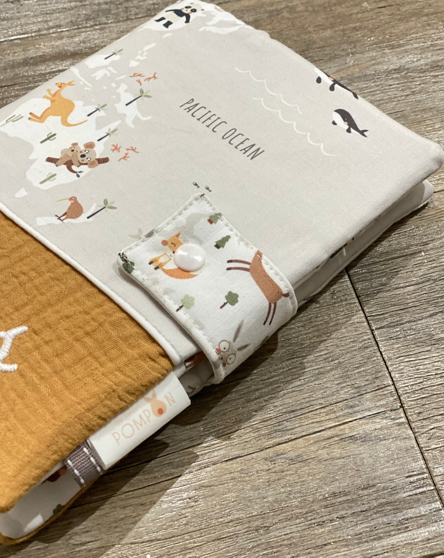 Protège carnet de santé garçon personnalisable animaux du monde Collection Jules