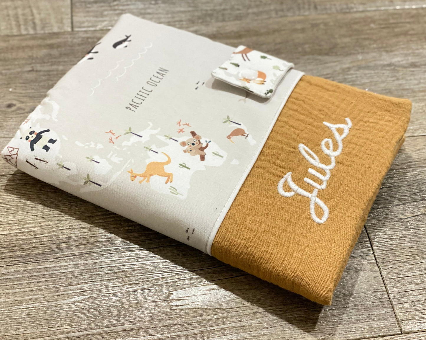 Protège carnet de santé garçon personnalisable animaux du monde Collection Jules