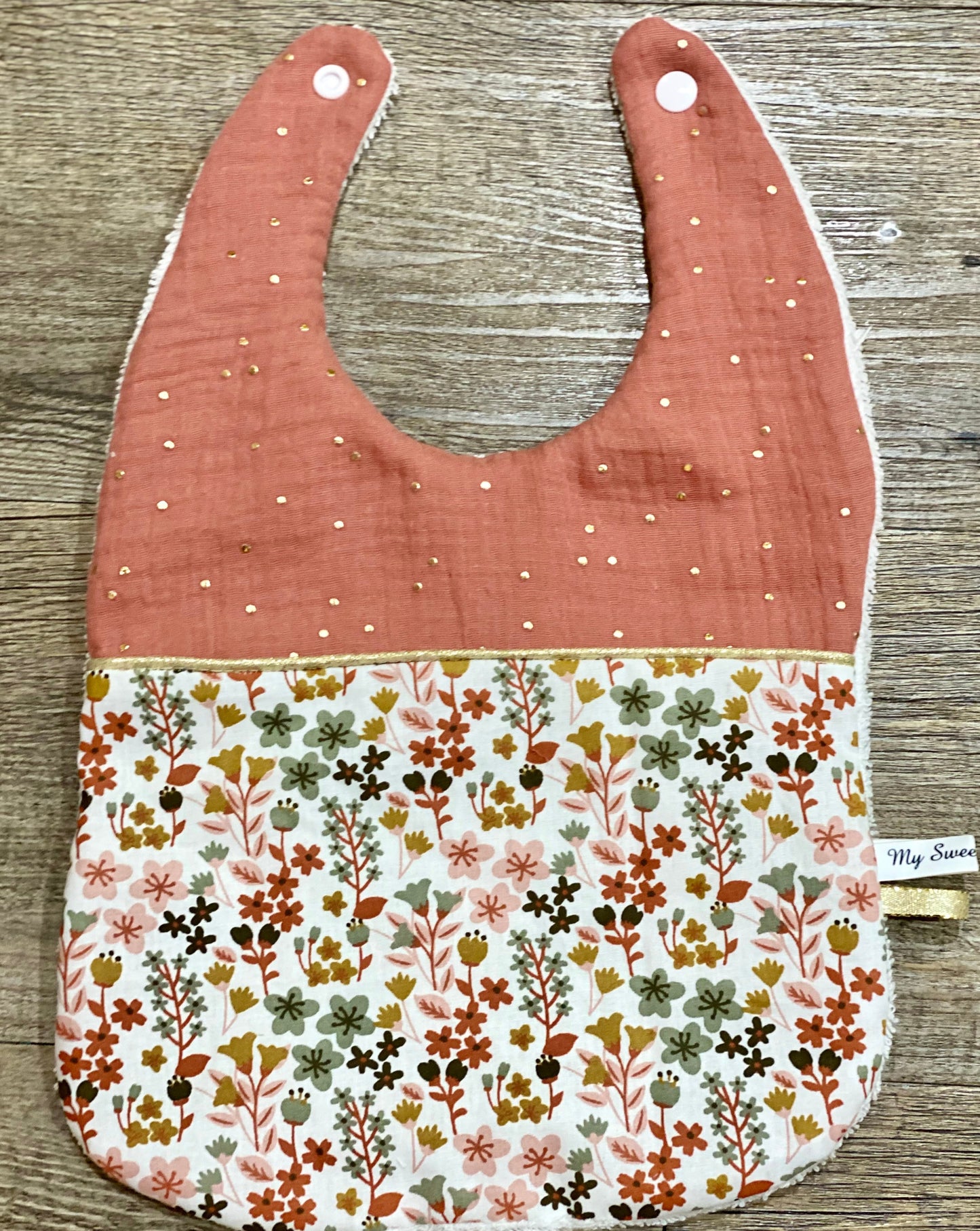 Bavoir pour fille en gaze de coton terracotta à fleurs