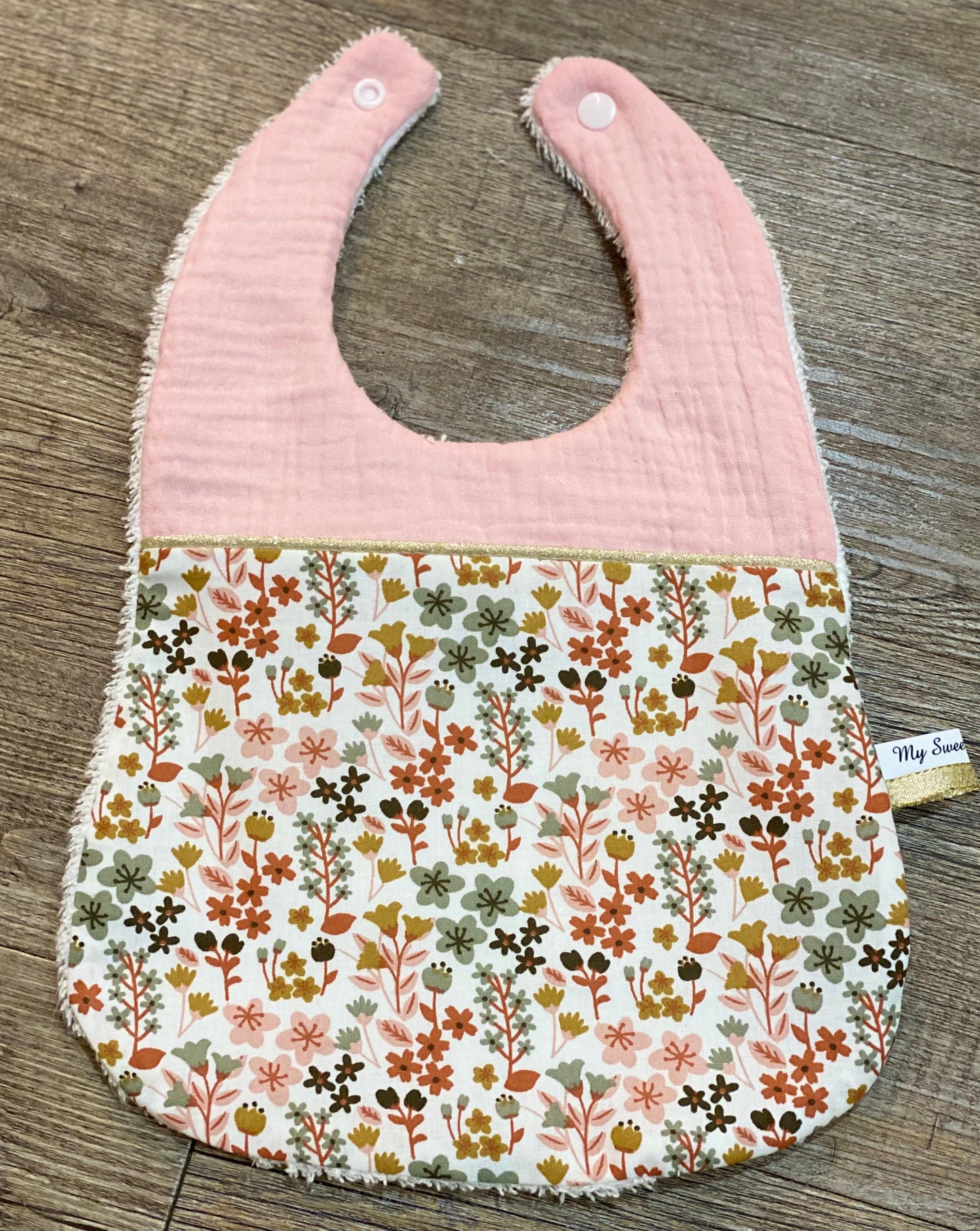 Bavoir pour fille en gaze de coton terracotta à fleurs