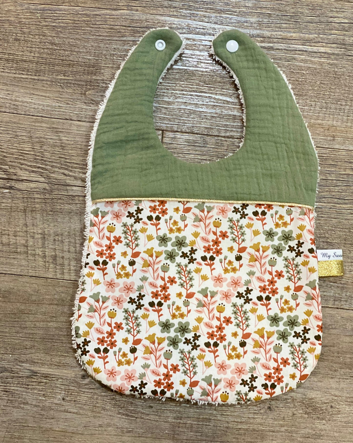 Bavoir pour fille en gaze de coton terracotta à fleurs