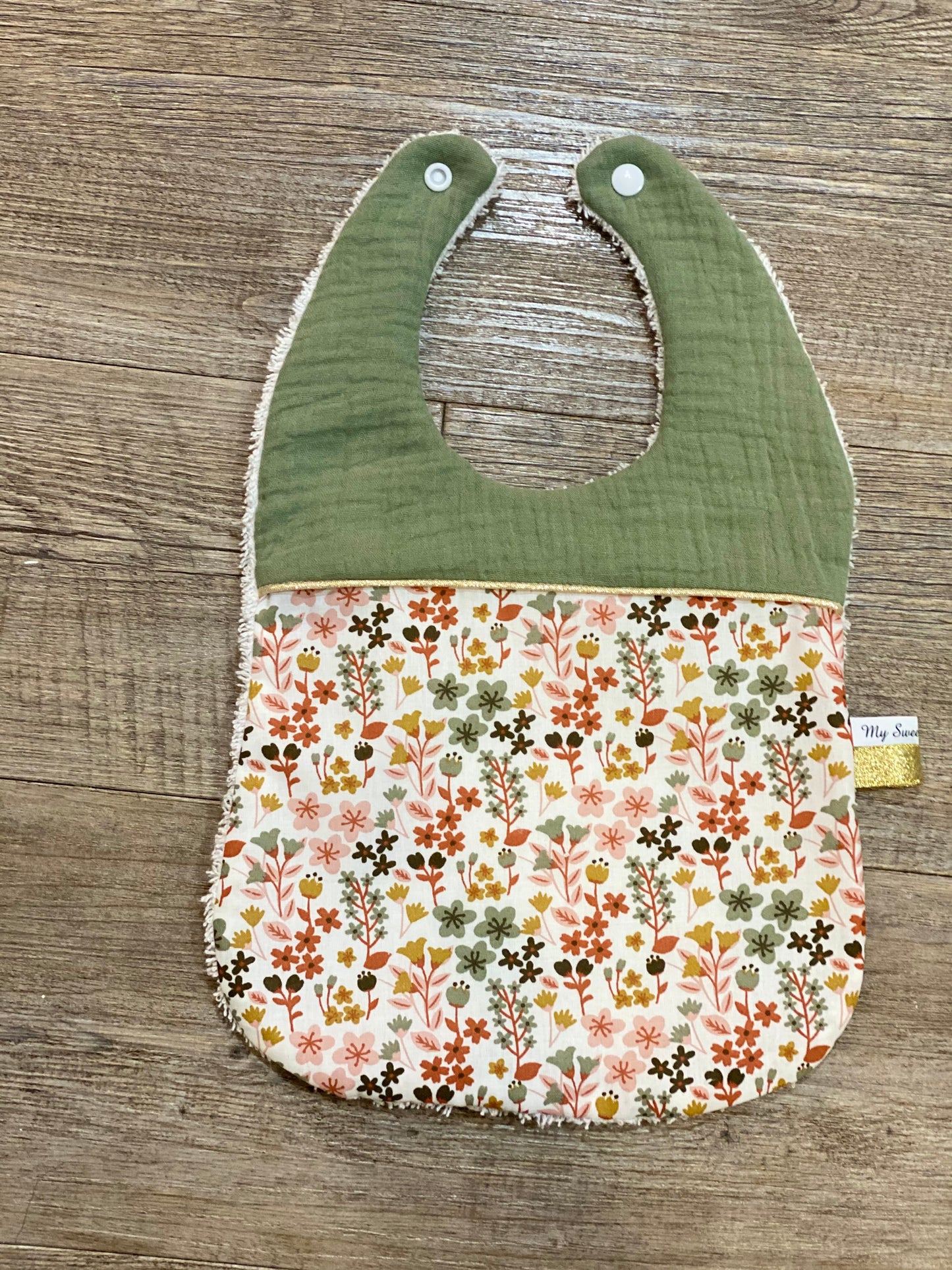 Bavoir pour fille en gaze de coton terracotta à fleurs