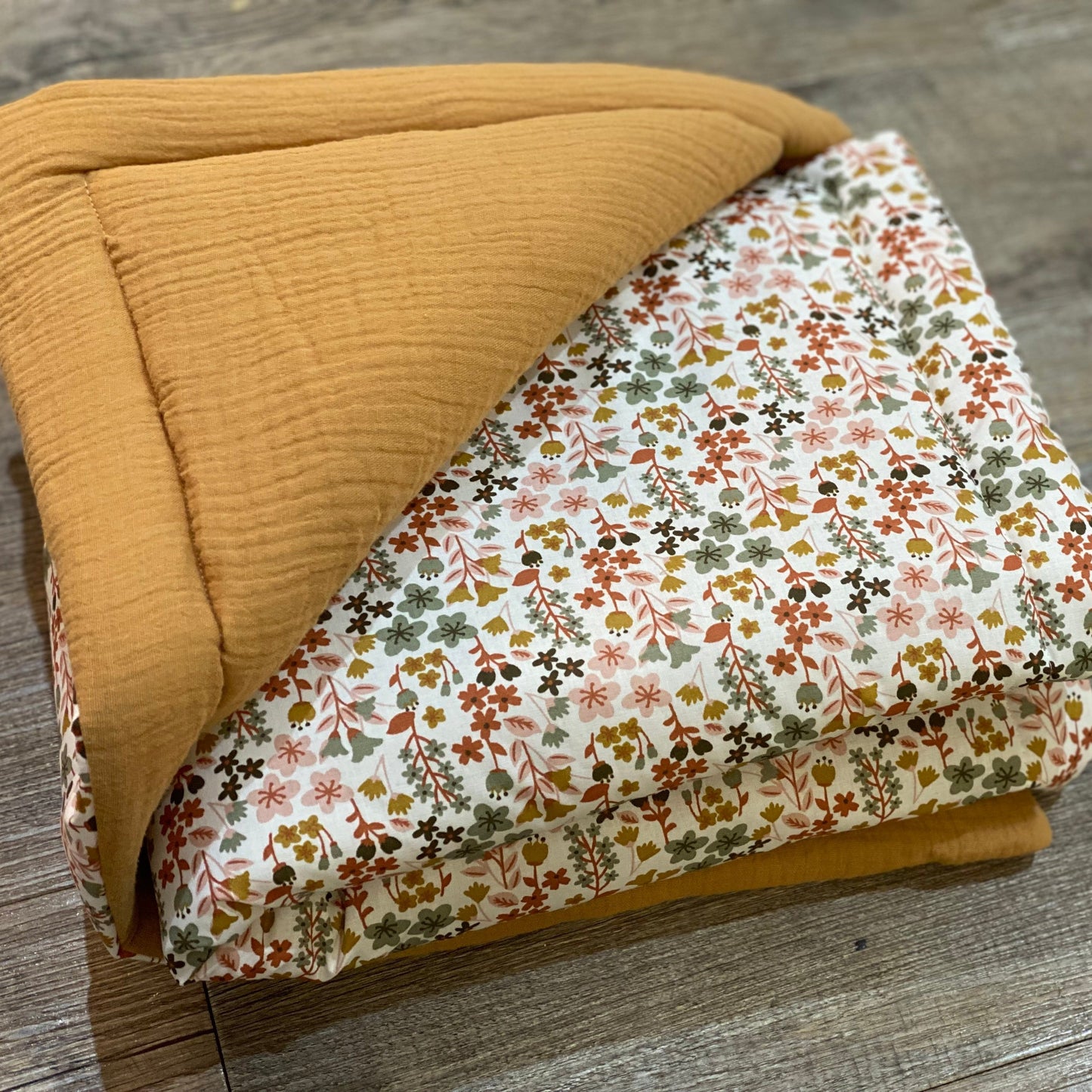 Couverture bébé personnalisable terracotta vert rose camel à fleurs