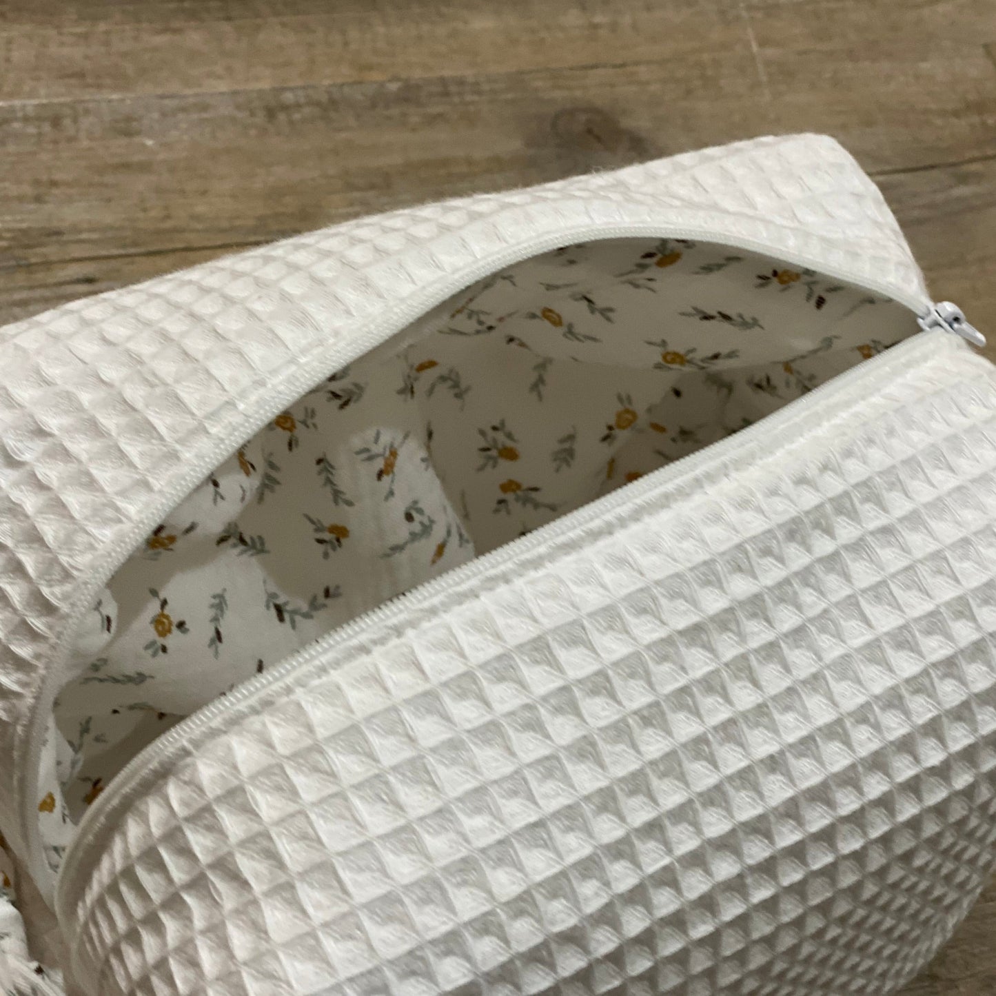 Trousse de toilette bébé gaze de coton fleurie camel et vert de gris pour sac à langer