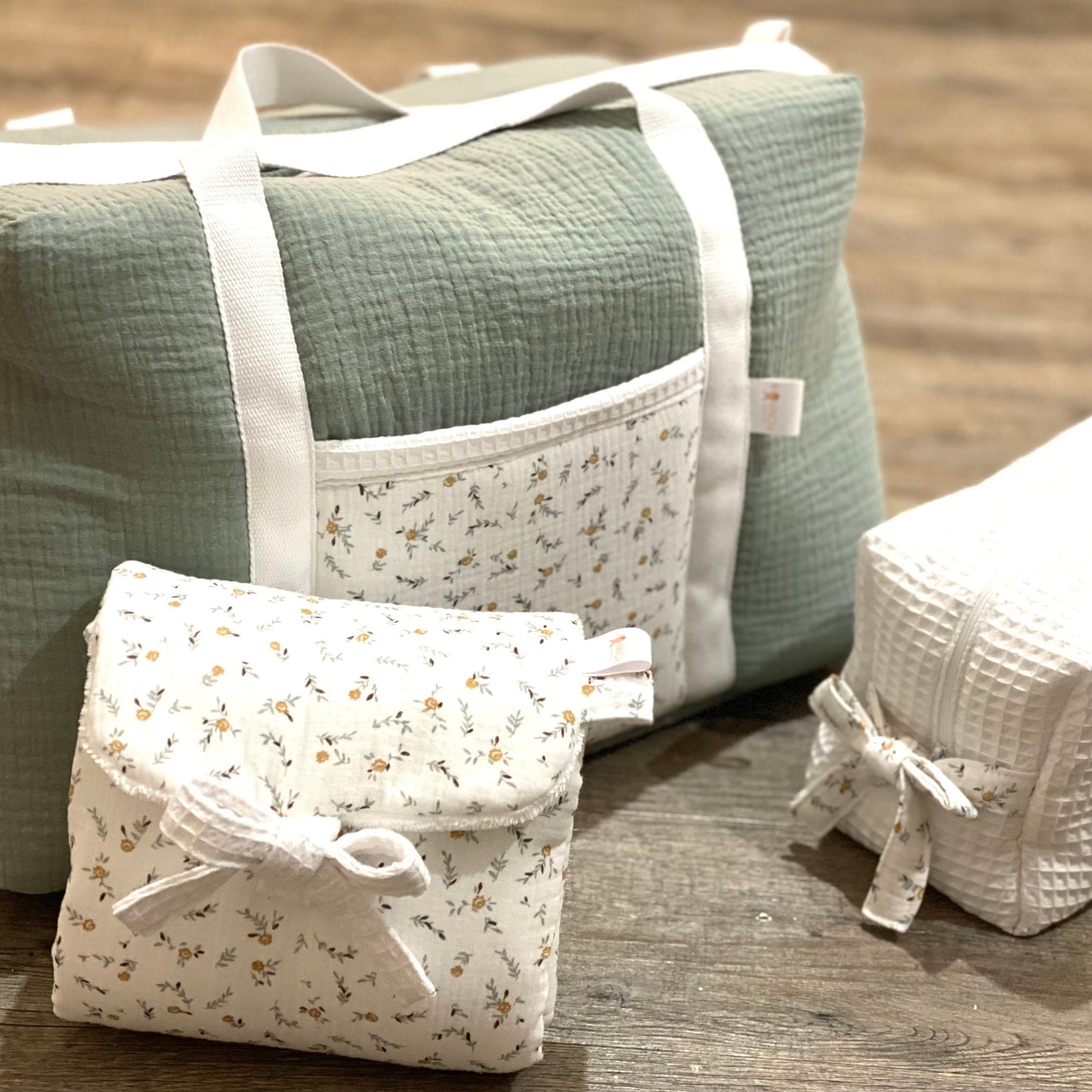 Trousse de toilette bébé gaze de coton fleurie camel et vert de gris pour sac à langer