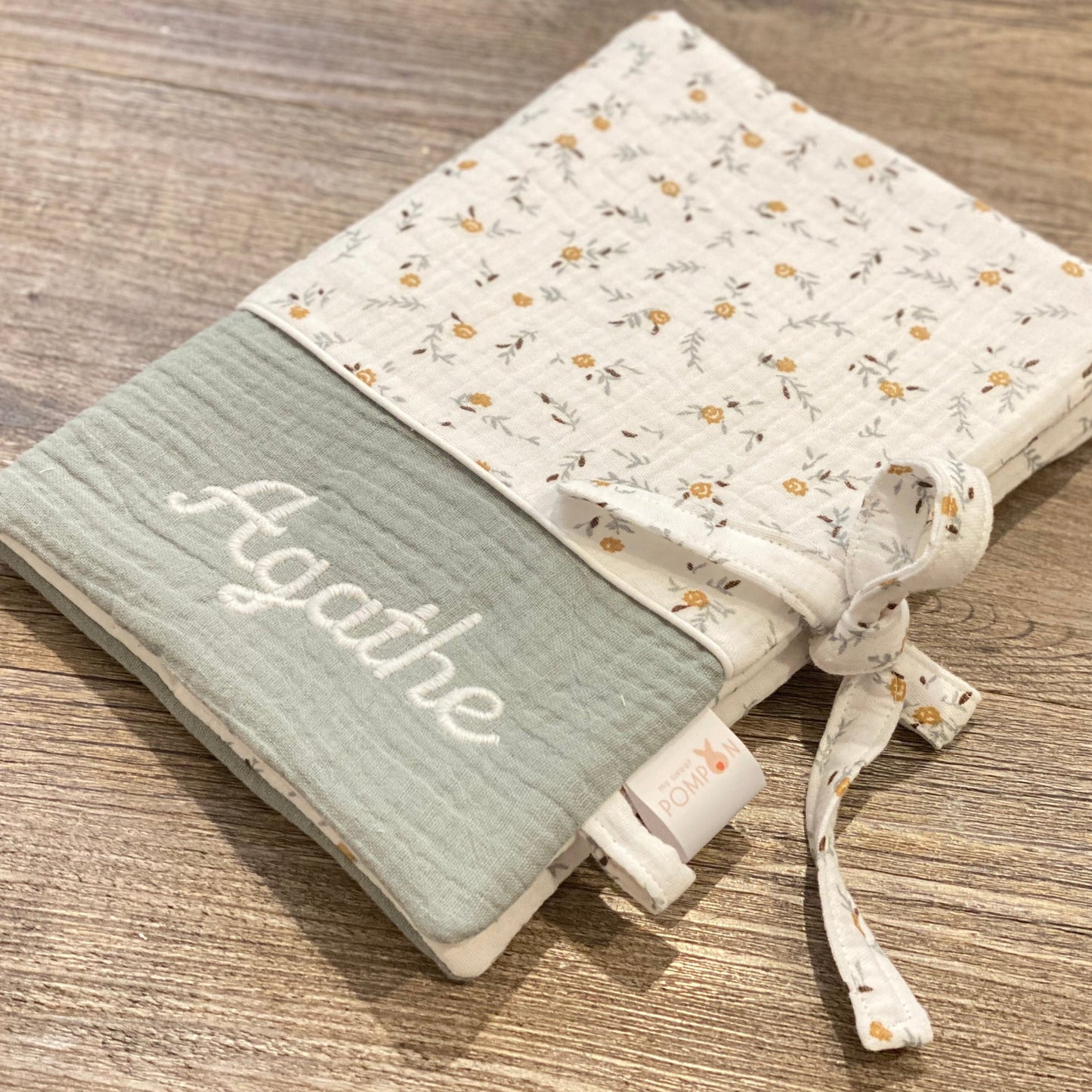 Protège carnet de santé personnalisé mixte vert de gris camel