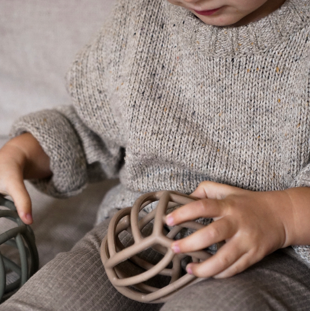 Balle sensorielle beige en silicone Montessori