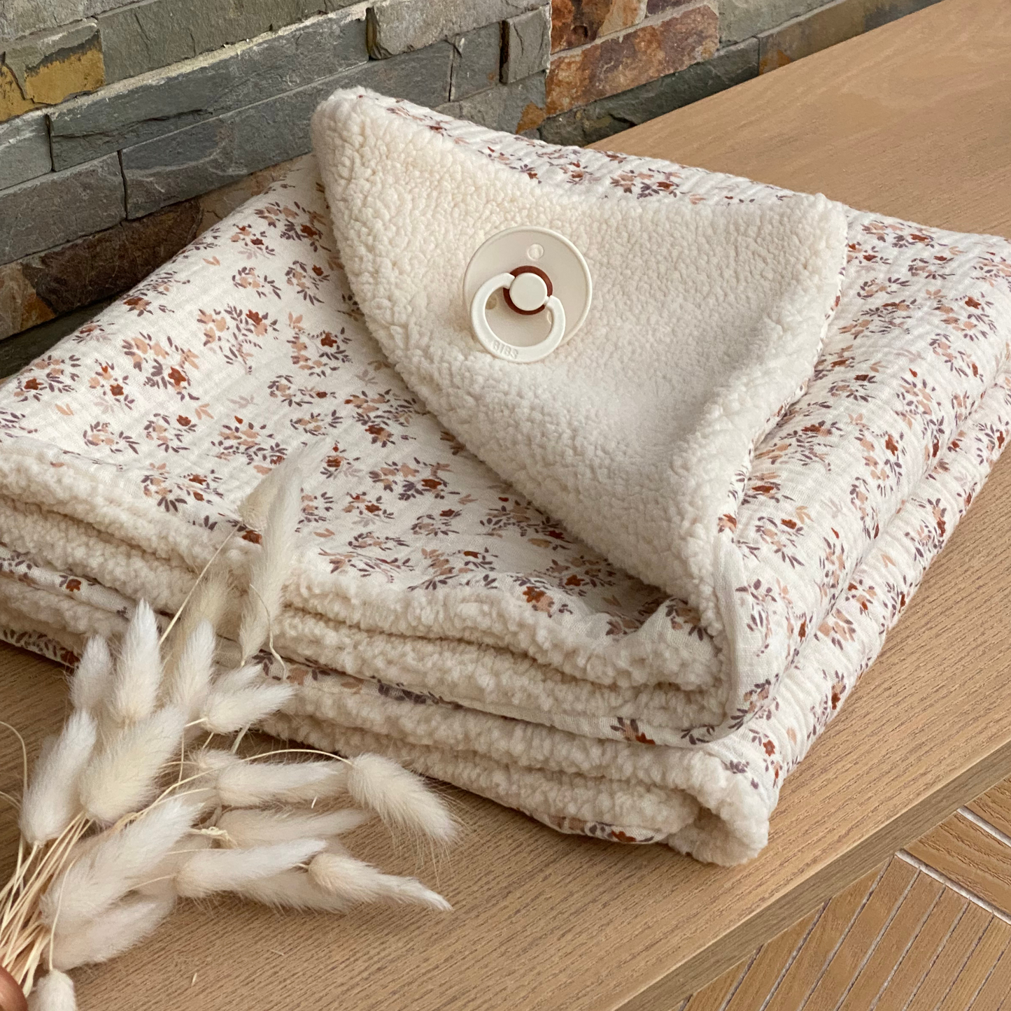 Couverture bébé personnalisée gaze de coton écru à fleurs et moumoute-cadeau de naissance