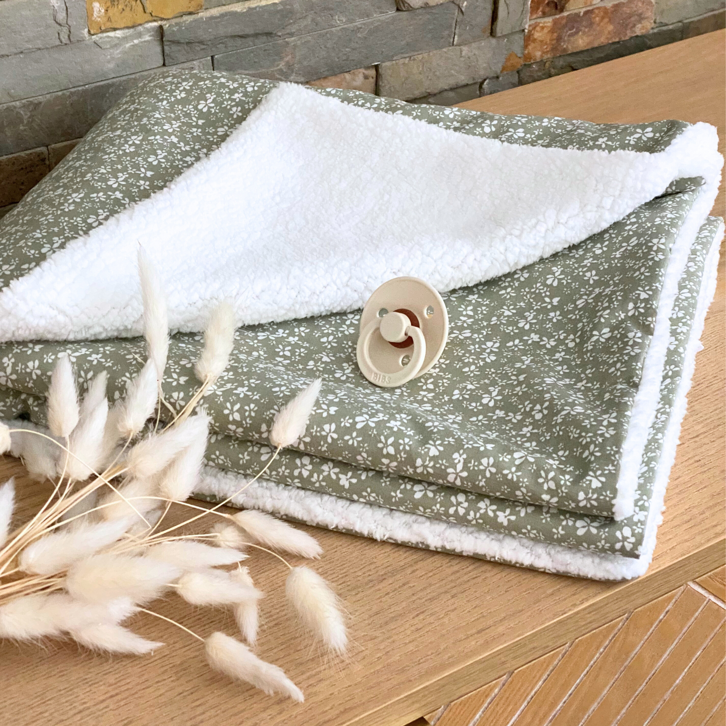couverture bebe vert sauge à fleurs blanche et moumoute blanche
