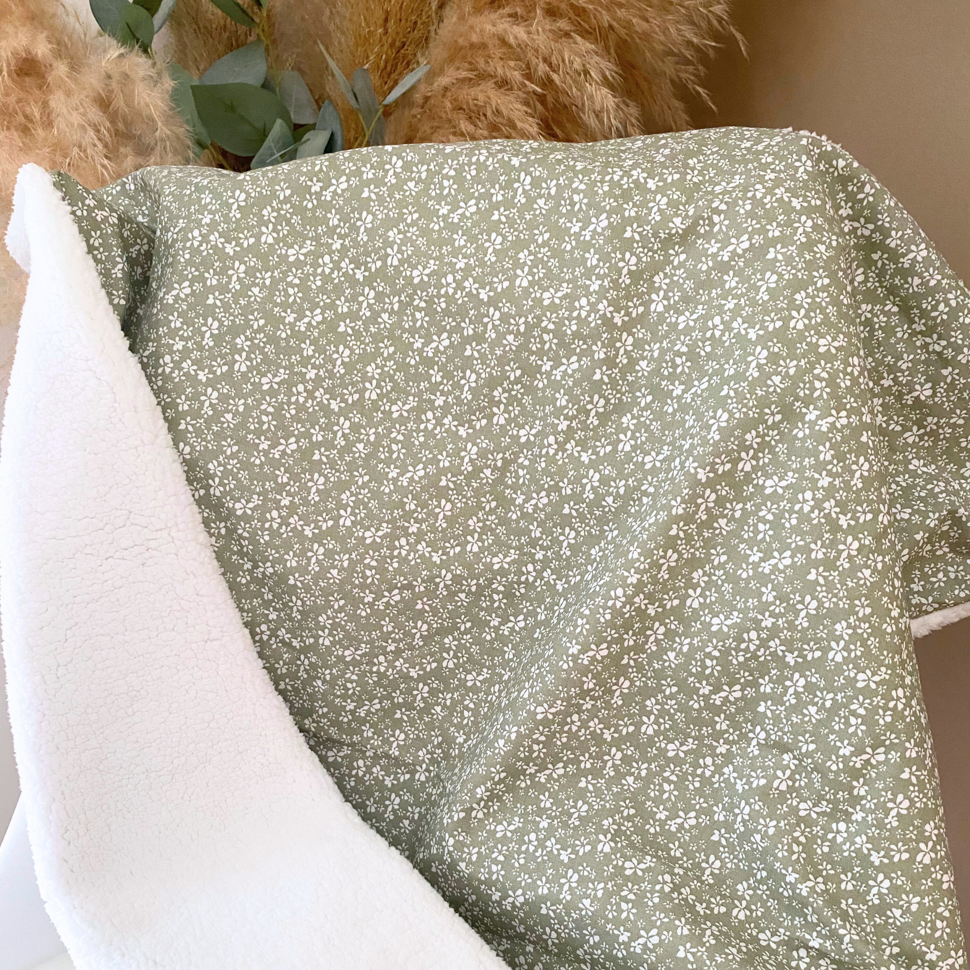 Couverture bebe plaid vert sauge personnsalisable à fleurs 