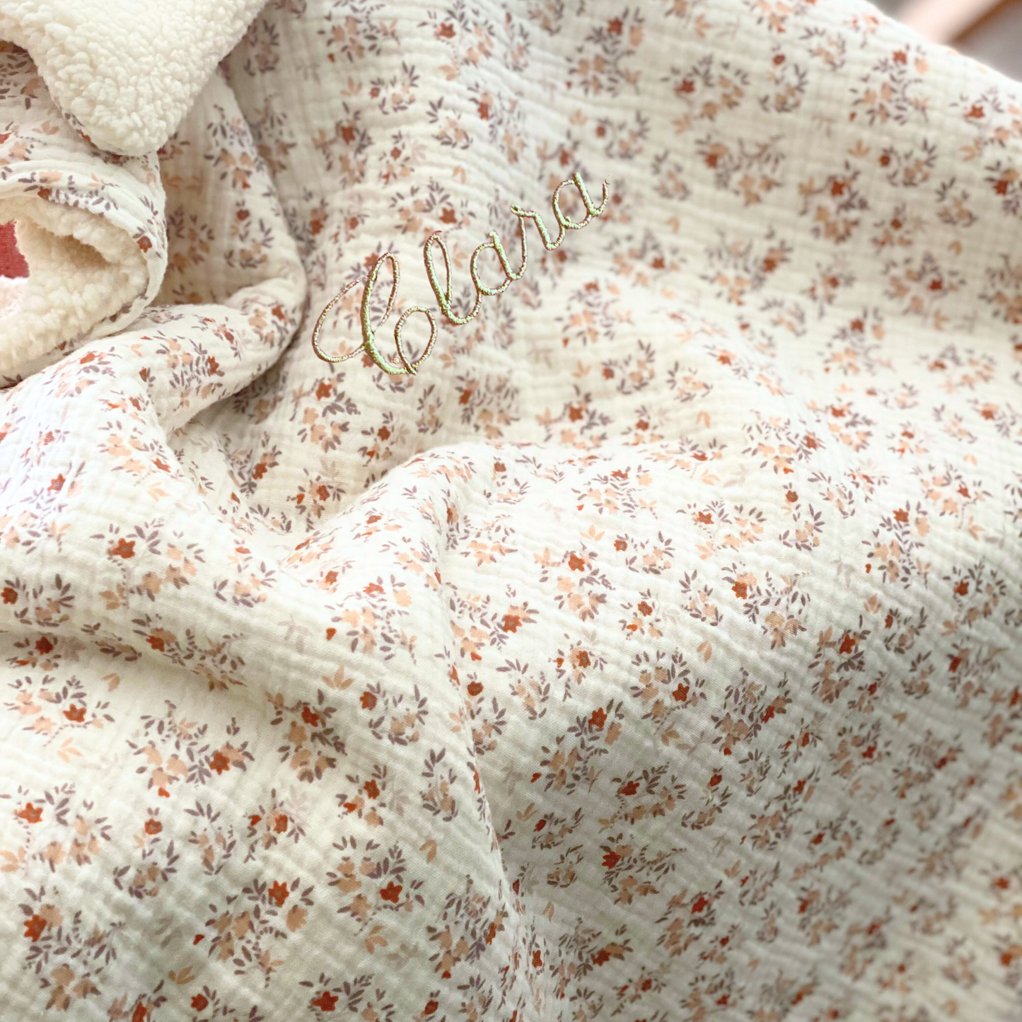 Couverture bébé personnalisée gaze de coton écru à fleurs et moumoute-cadeau de naissance