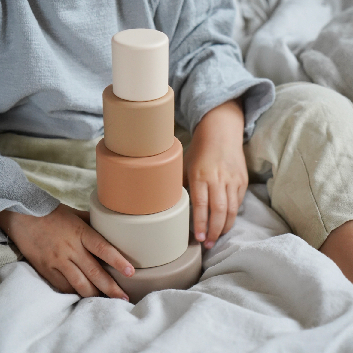 Gobelets à empiler beige en silicone Montessori