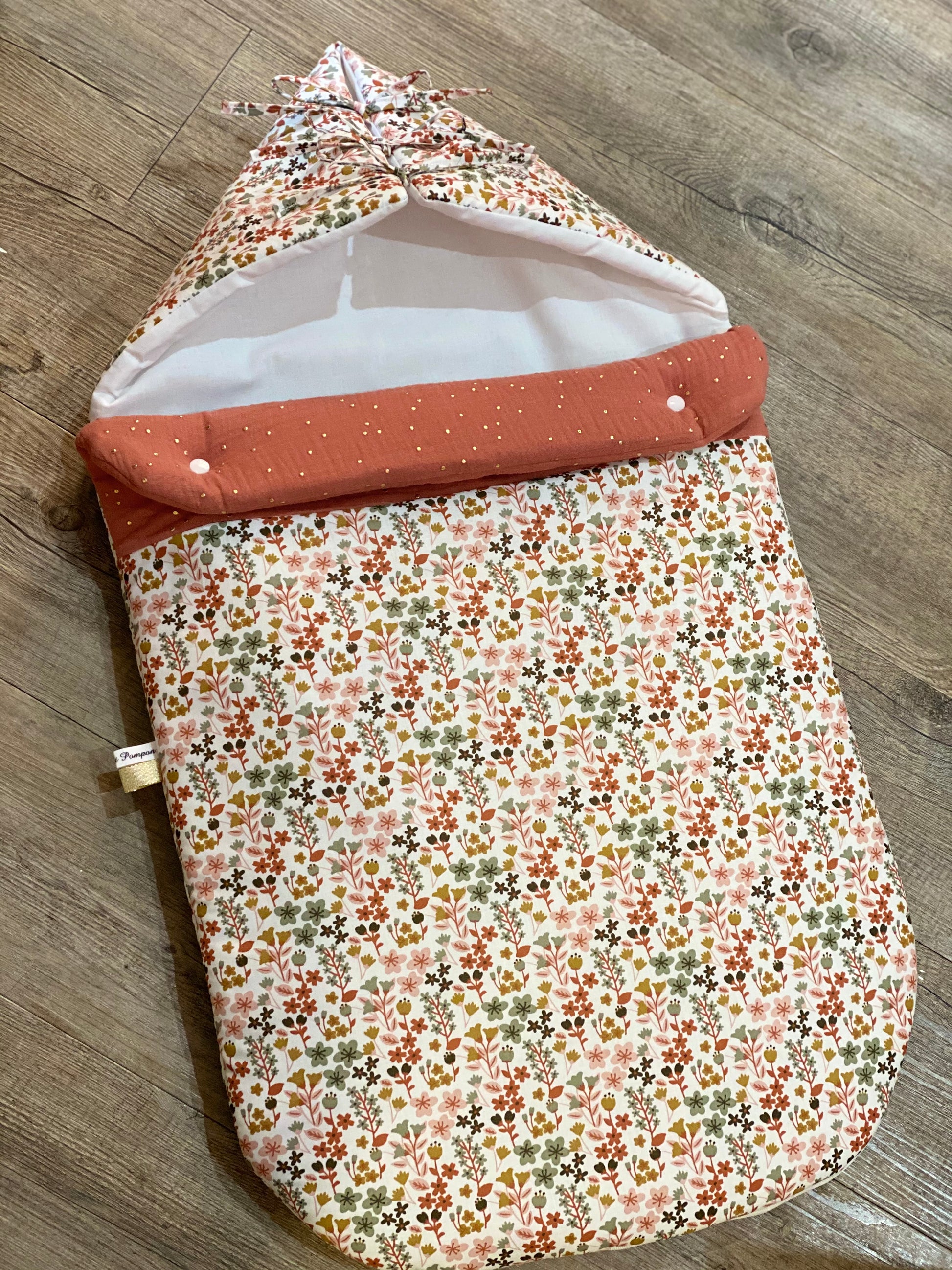 Nid d ange pour bebe fille gaze de coton terracotta à fleurs
