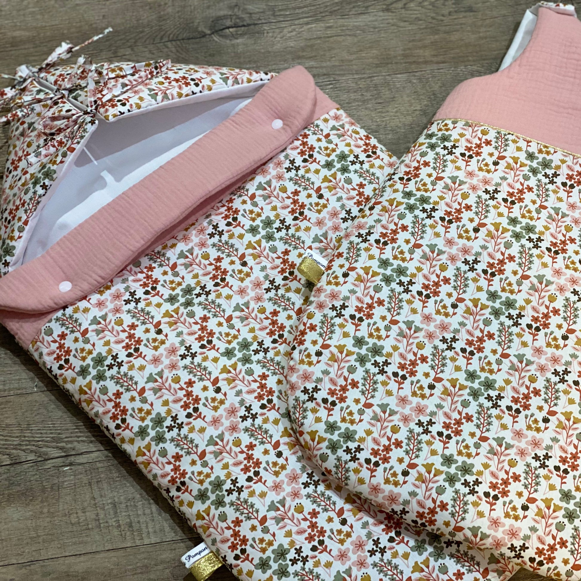 Nid d ange pour bebe fille gaze de coton rose à fleurs