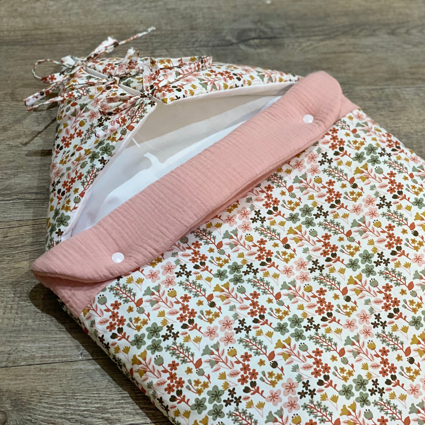 Nid d ange pour bebe fille gaze de coton terracotta à fleurs