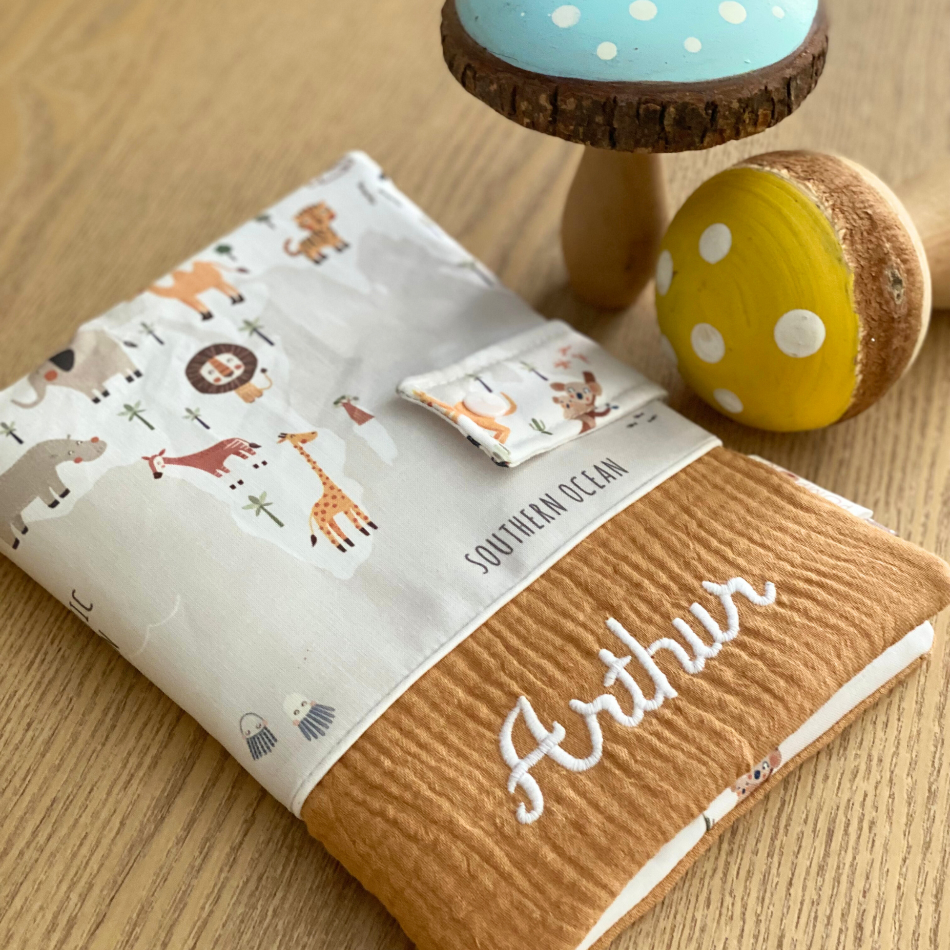 Protège carnet de santé garçon sur le thème des animaux du monde et broderie prénom 